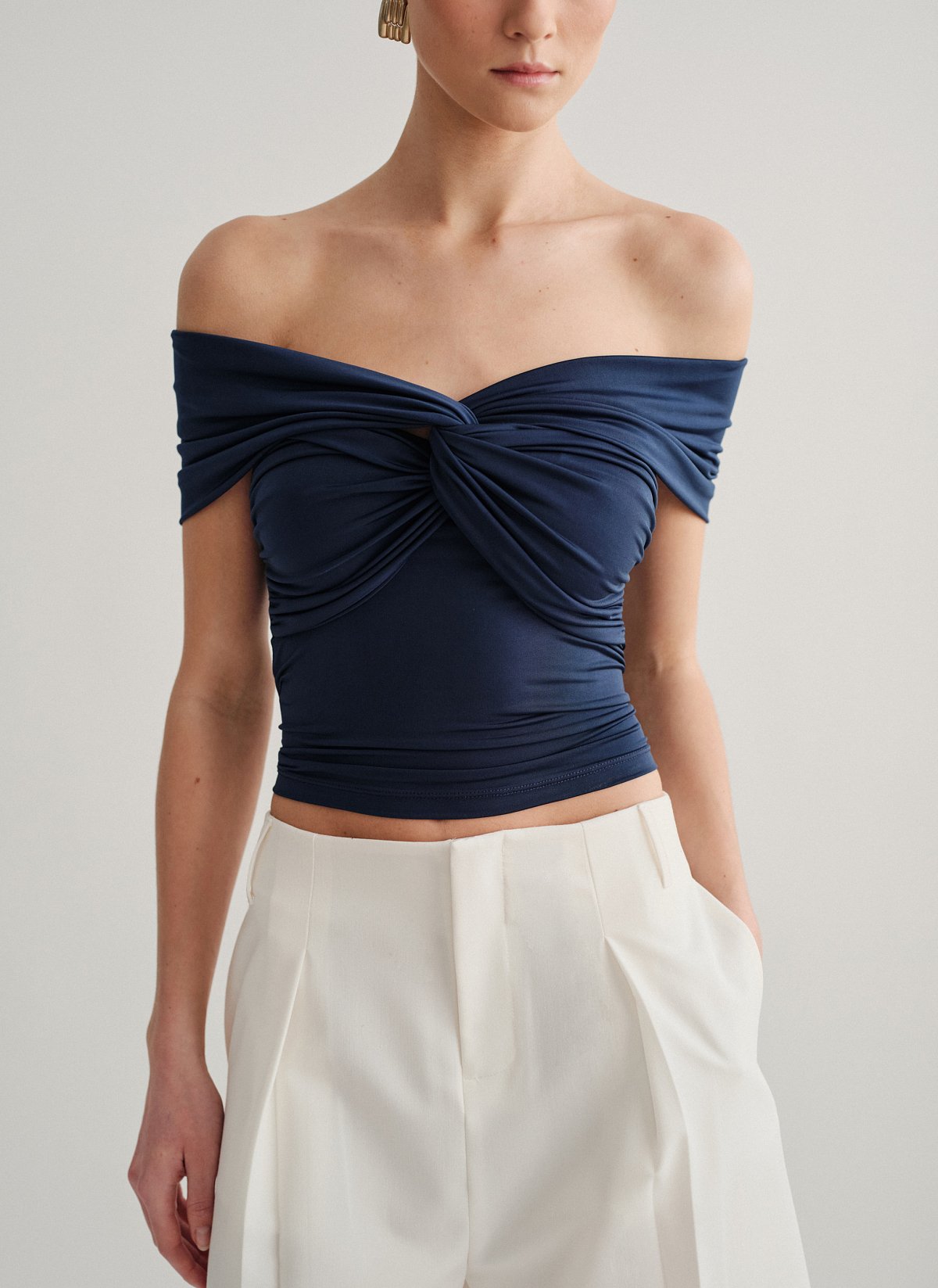 Γυναικεία εφαρμοστή μπλούζα off-shoulder με ανεστραμμένο ντεκολτέ