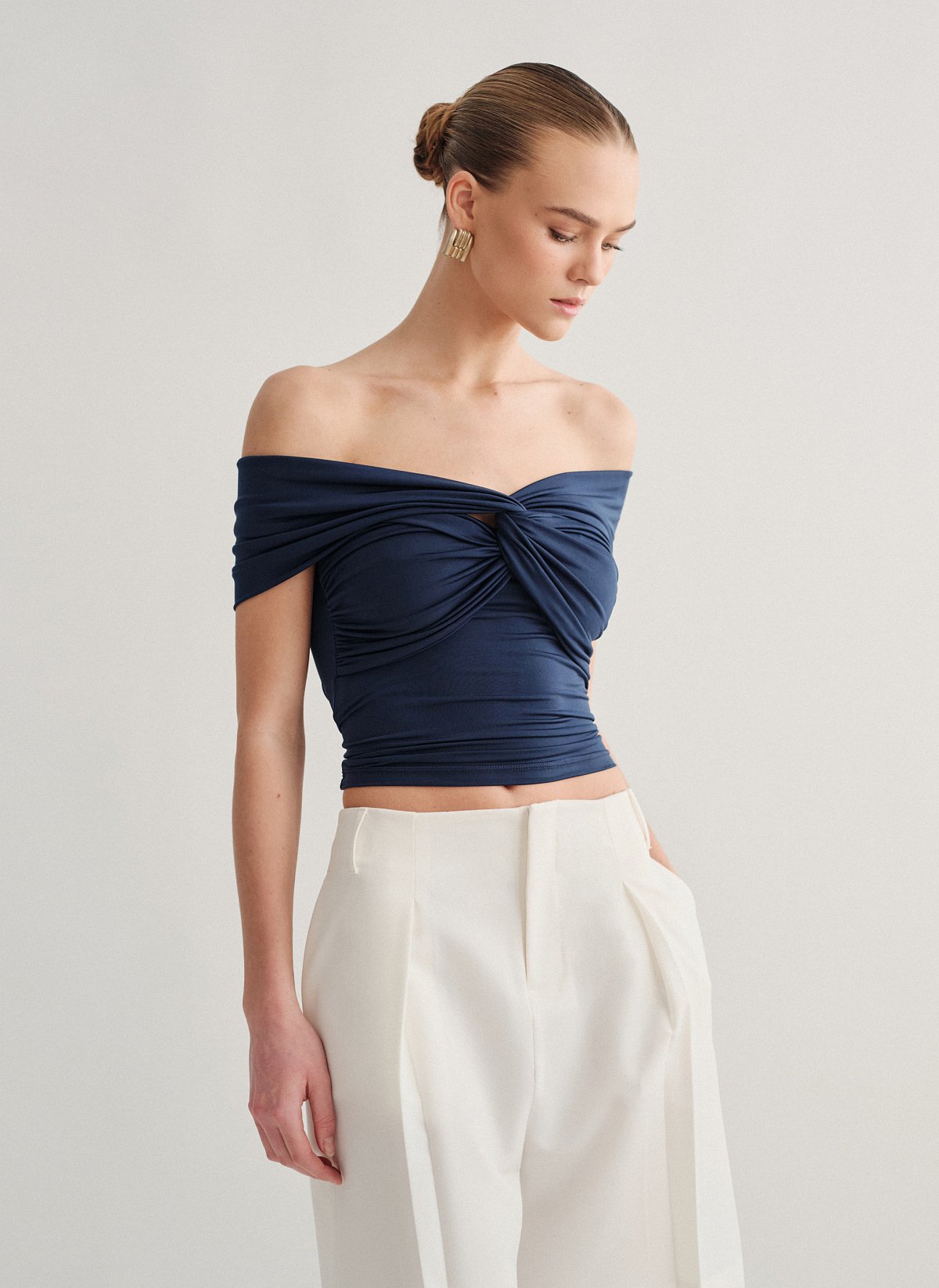 Γυναικεία εφαρμοστή μπλούζα off-shoulder με ανεστραμμένο ντεκολτέ