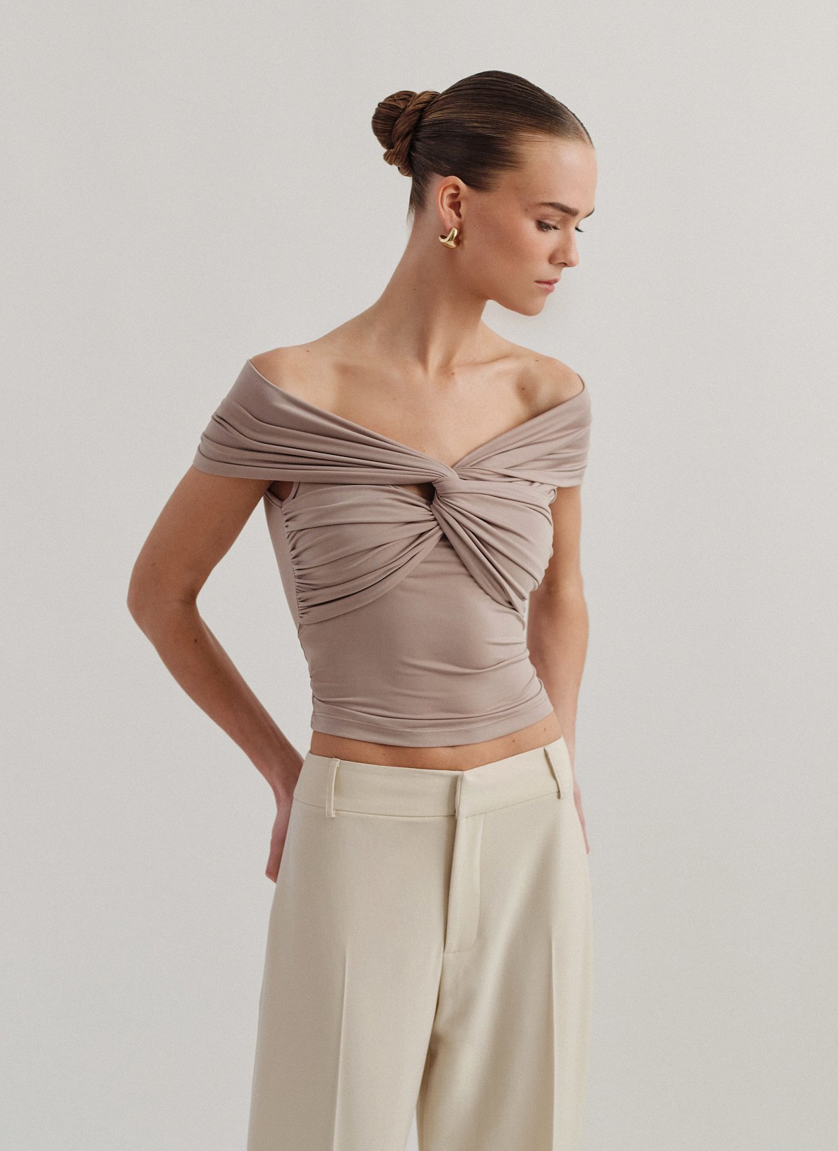 Γυναικεία εφαρμοστή μπλούζα off-shoulder με ανεστραμμένο ντεκολτέ