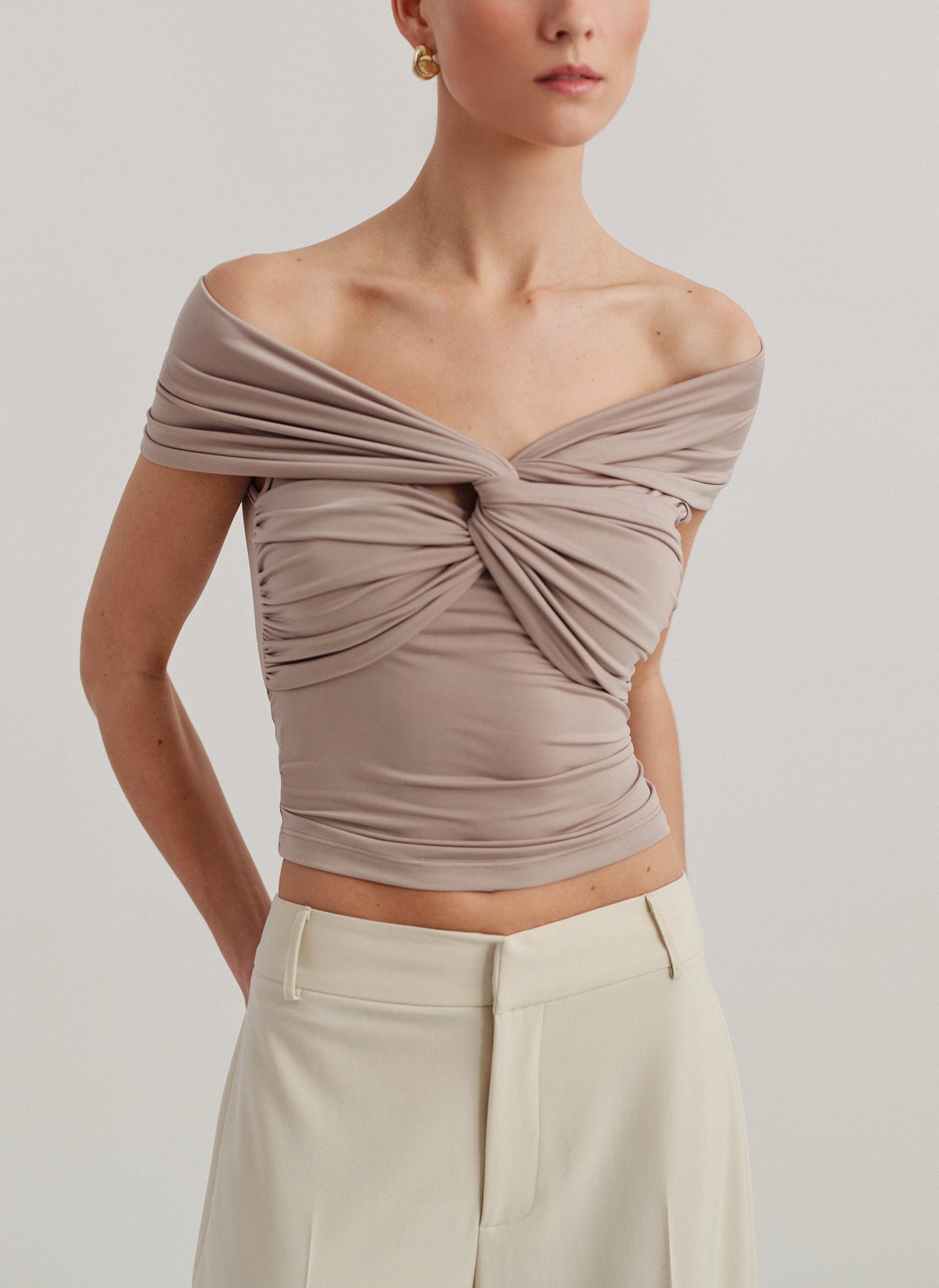 Γυναικεία εφαρμοστή μπλούζα off-shoulder με ανεστραμμένο ντεκολτέ