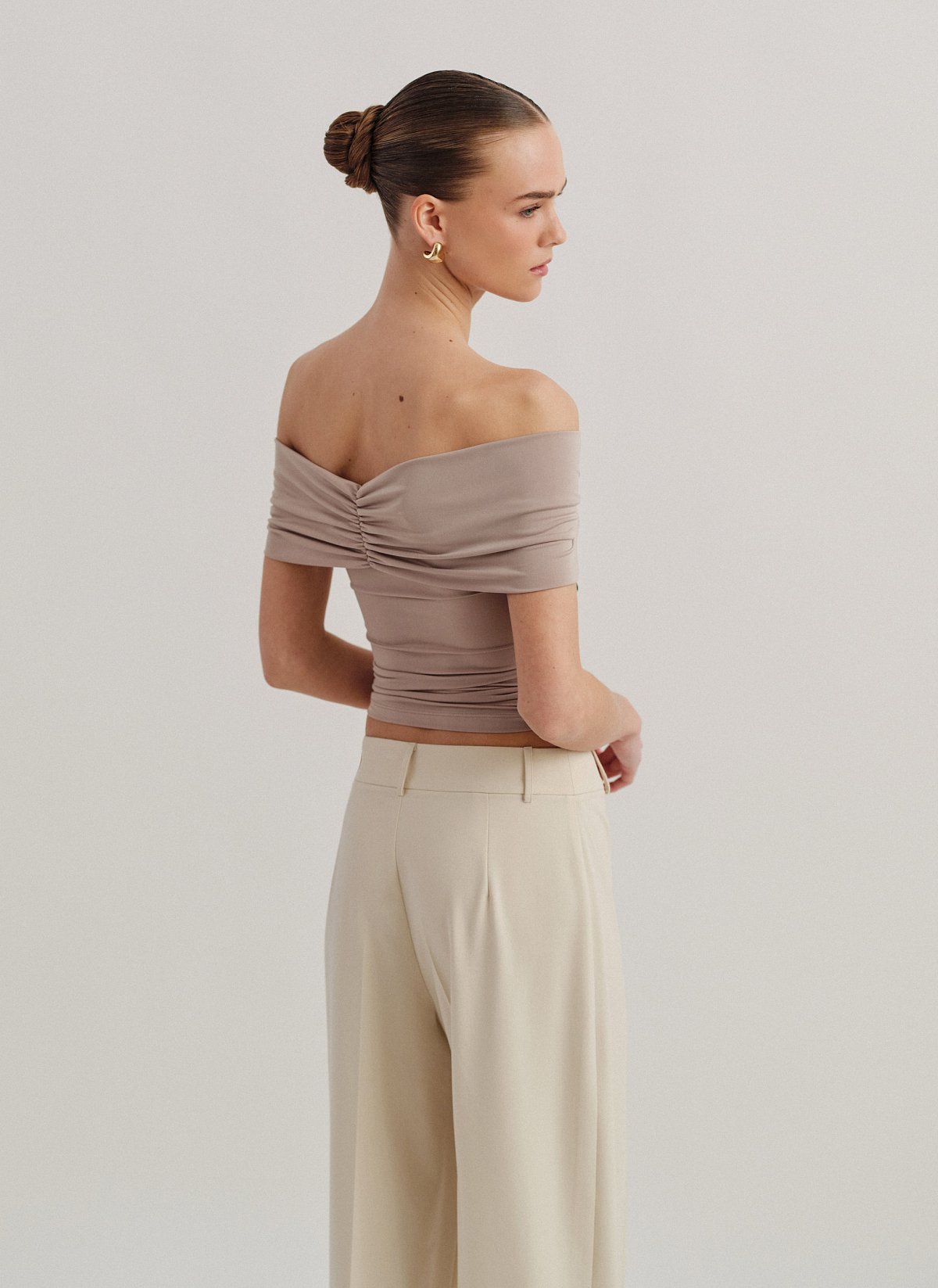 Γυναικεία εφαρμοστή μπλούζα off-shoulder με ανεστραμμένο ντεκολτέ