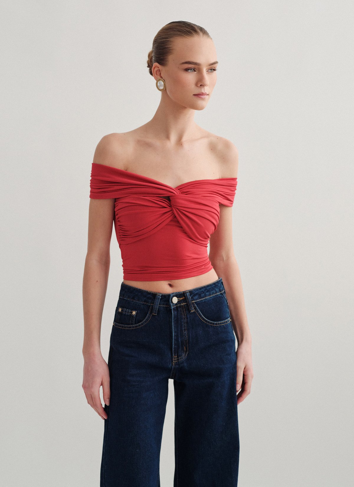 Γυναικεία εφαρμοστή μπλούζα off-shoulder με ανεστραμμένο ντεκολτέ