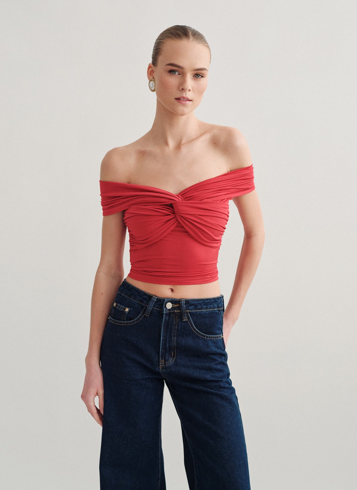 Γυναικεία εφαρμοστή μπλούζα off-shoulder με ανεστραμμένο ντεκολτέ