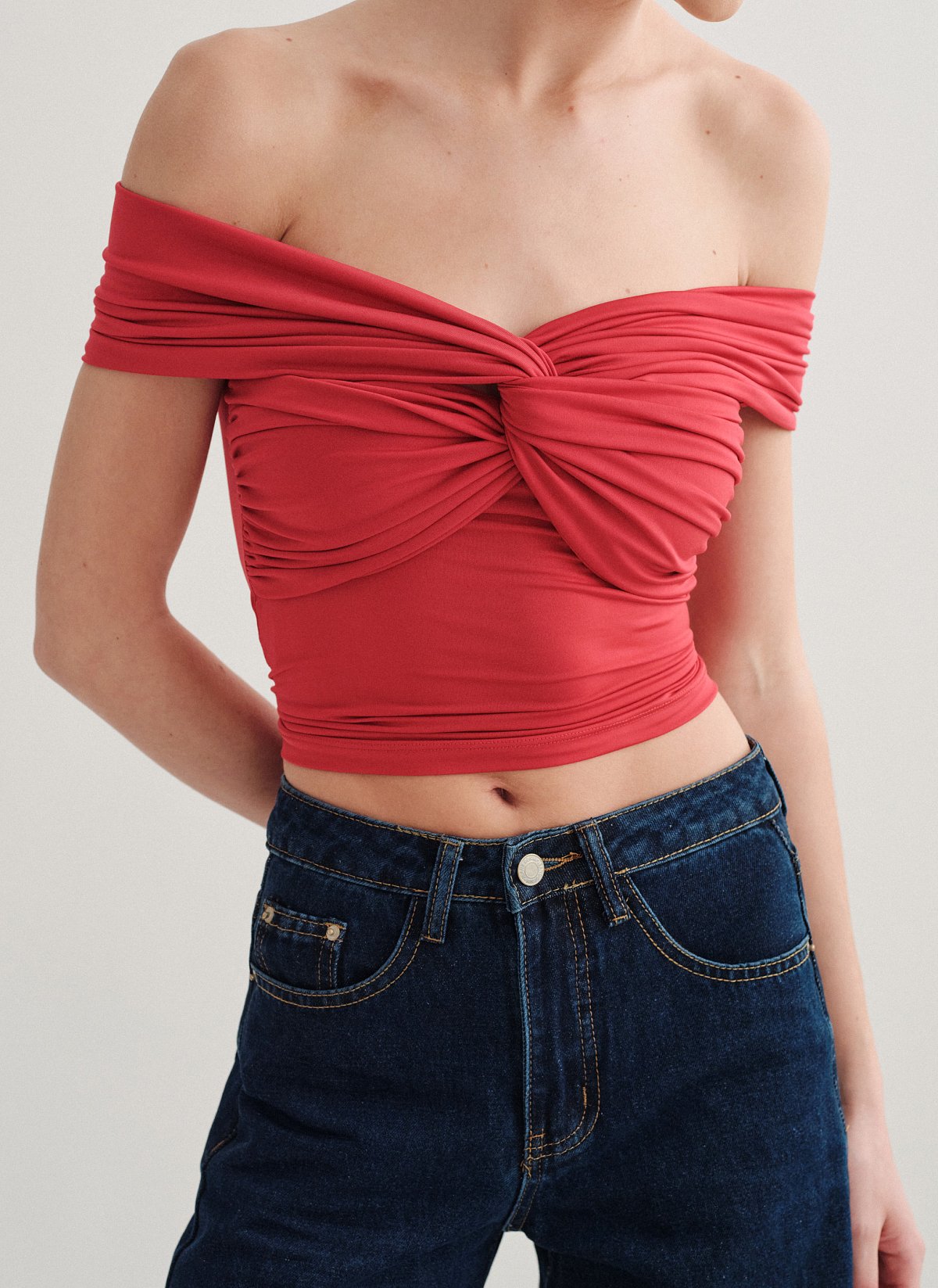 Γυναικεία εφαρμοστή μπλούζα off-shoulder με ανεστραμμένο ντεκολτέ