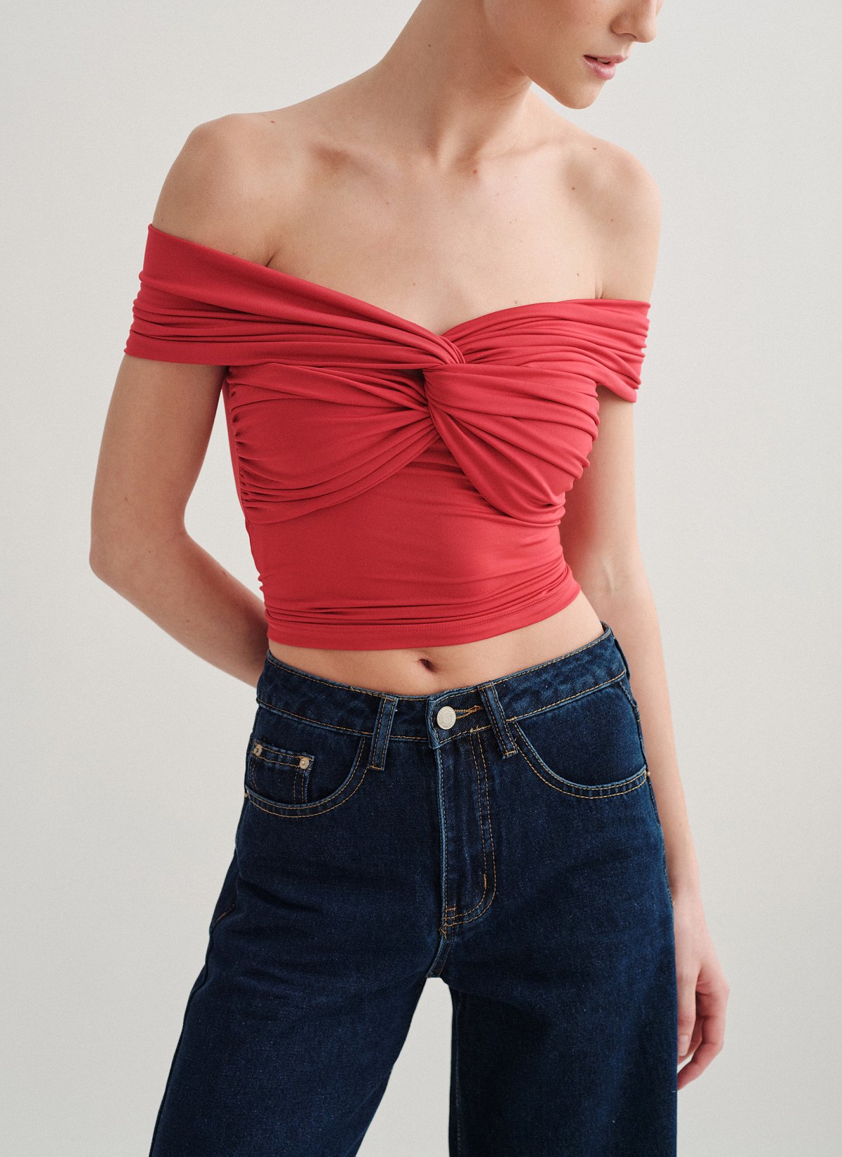 Γυναικεία εφαρμοστή μπλούζα off-shoulder με ανεστραμμένο ντεκολτέ