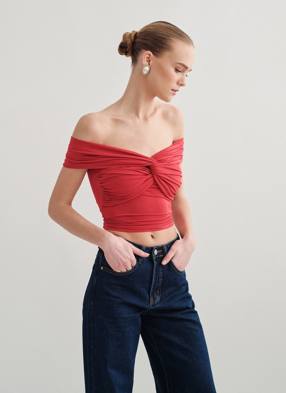 Γυναικεία εφαρμοστή μπλούζα off-shoulder με ανεστραμμένο ντεκολτέ