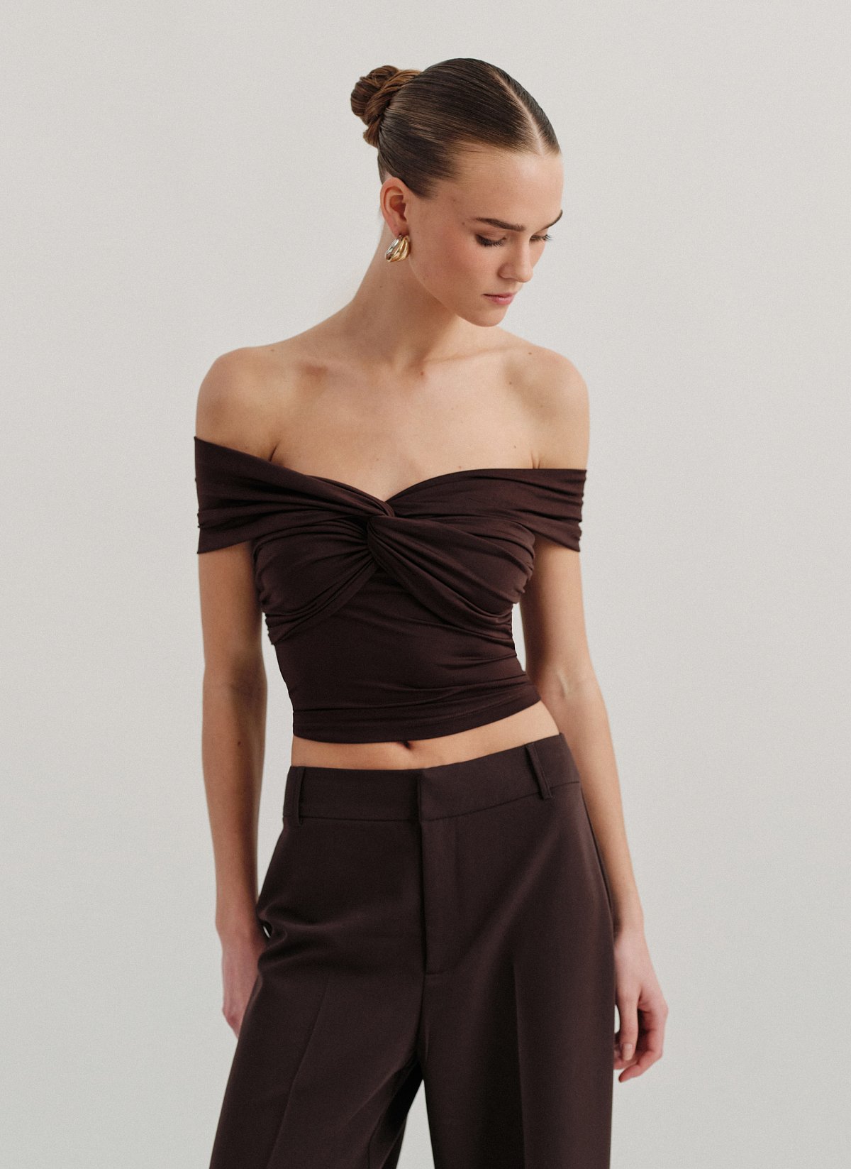 Γυναικεία εφαρμοστή μπλούζα off-shoulder με ανεστραμμένο ντεκολτέ