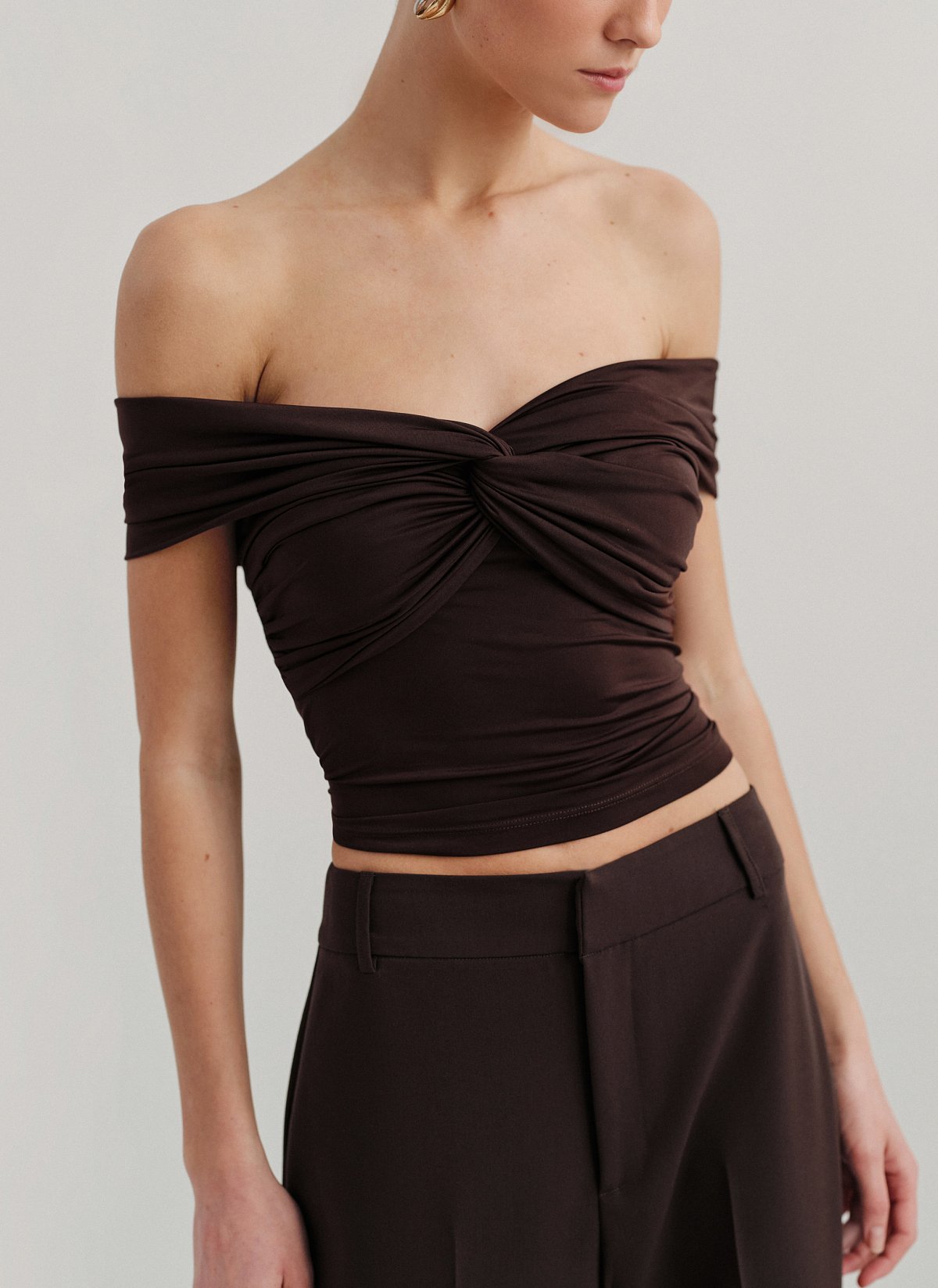 Γυναικεία εφαρμοστή μπλούζα off-shoulder με ανεστραμμένο ντεκολτέ