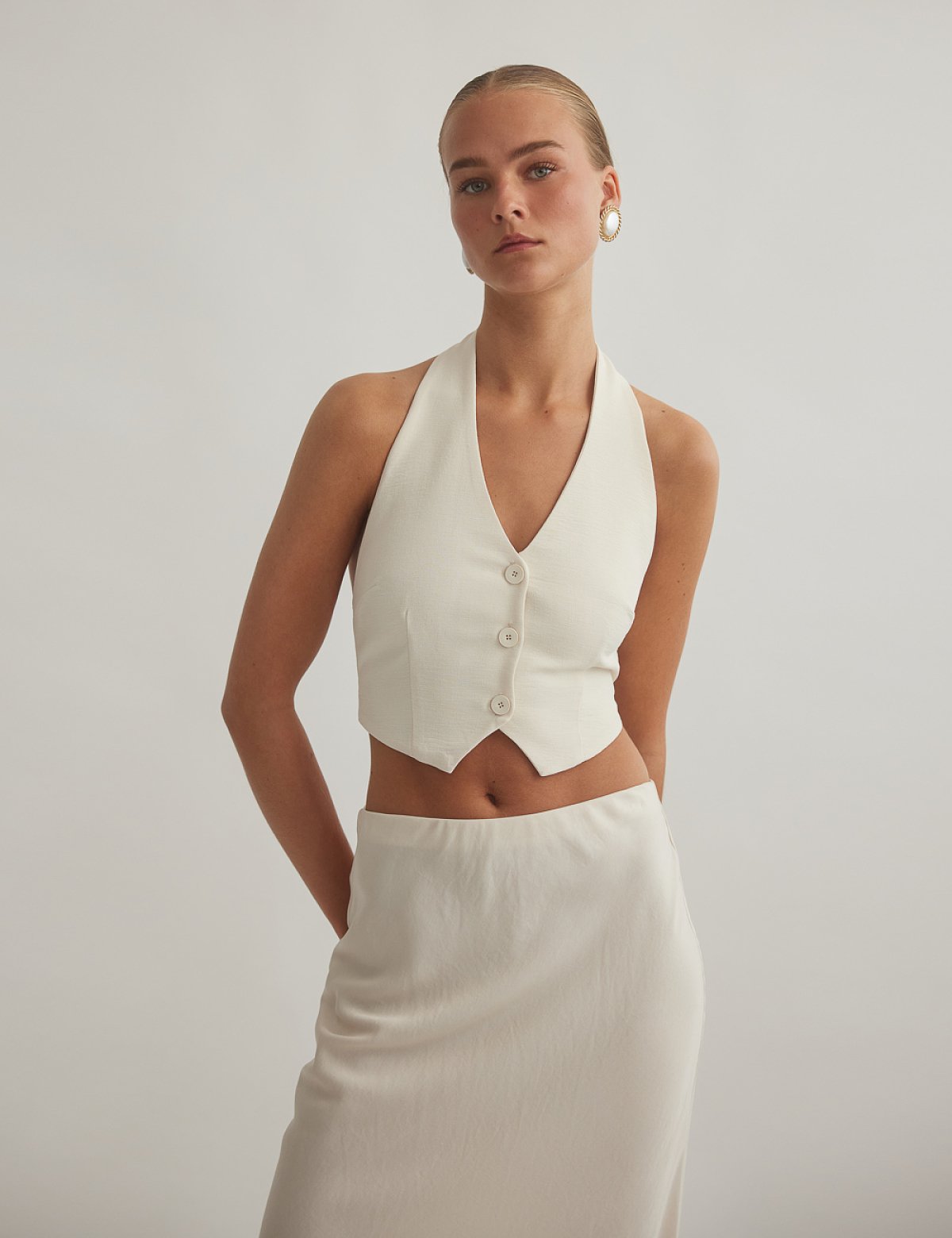 Γυναικείο γιλέκο με ανοιχτή πλάτη και δέσιμο