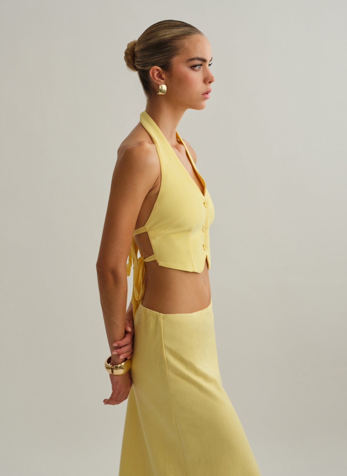 Γυναικείο γιλέκο με ανοιχτή πλάτη και δέσιμο