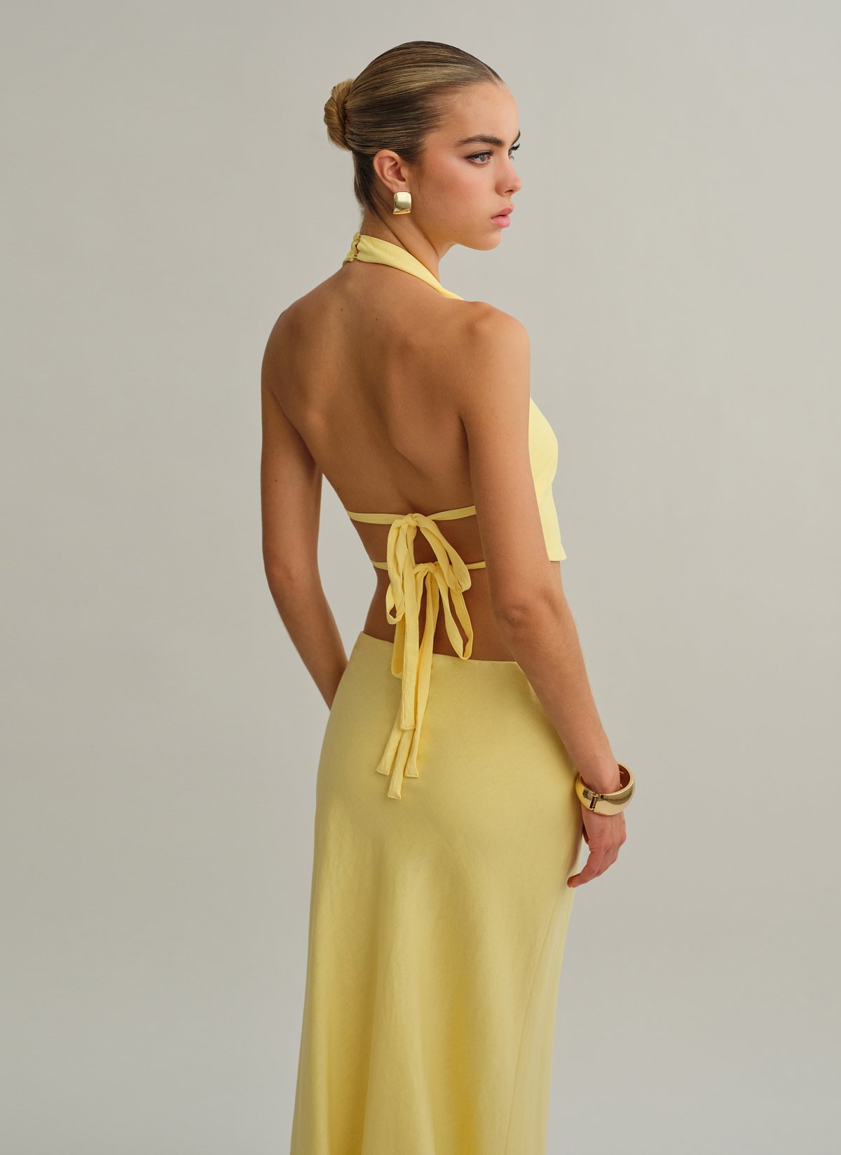 Γυναικείο γιλέκο με ανοιχτή πλάτη και δέσιμο