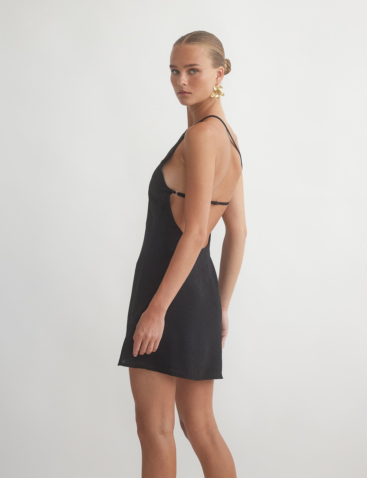 Γυναικείο one-shoulder μίνι φόρεμα με ανοιχτή πλάτη