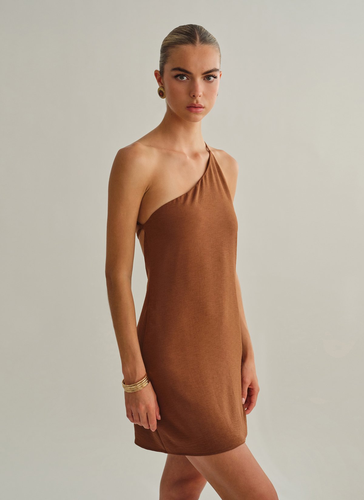 Γυναικείο one-shoulder μίνι φόρεμα με ανοιχτή πλάτη