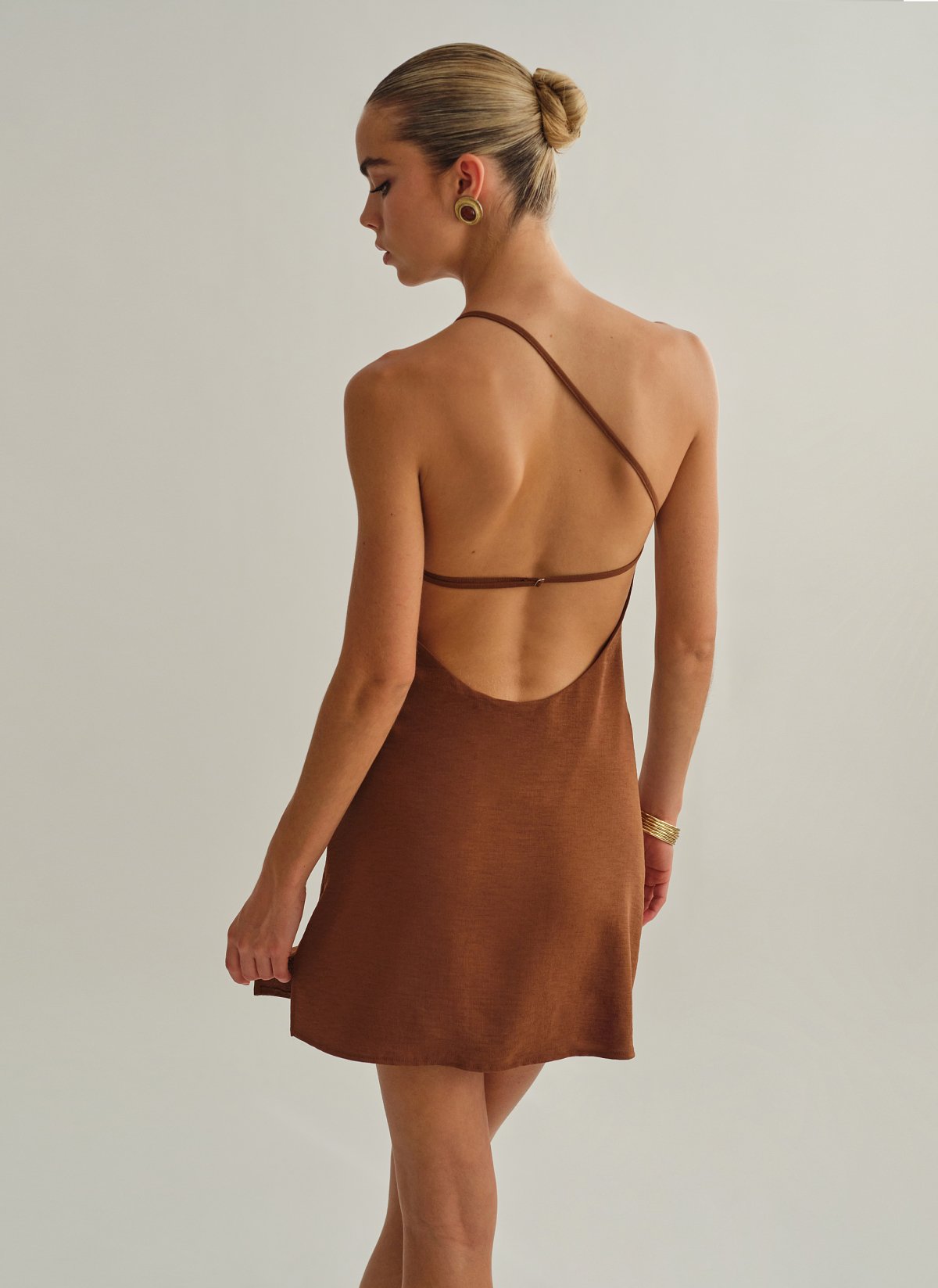 Γυναικείο one-shoulder μίνι φόρεμα με ανοιχτή πλάτη