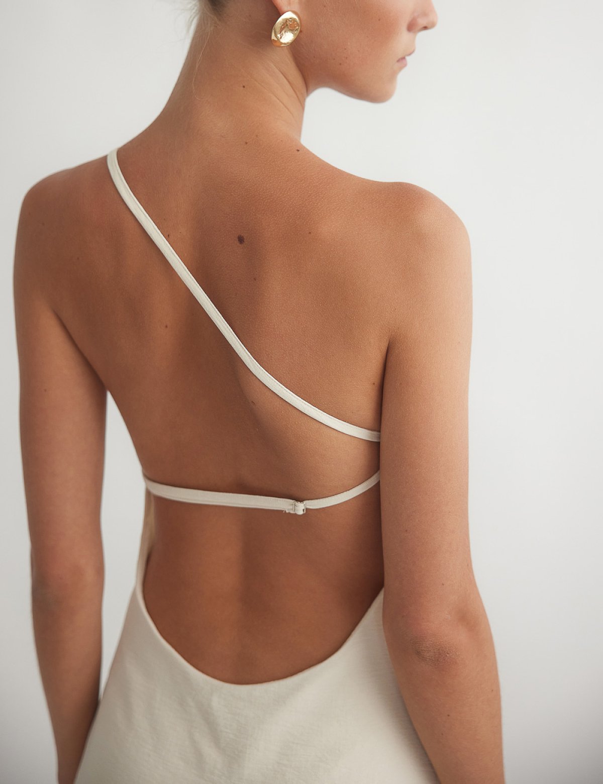 Γυναικείο one-shoulder μίνι φόρεμα με ανοιχτή πλάτη