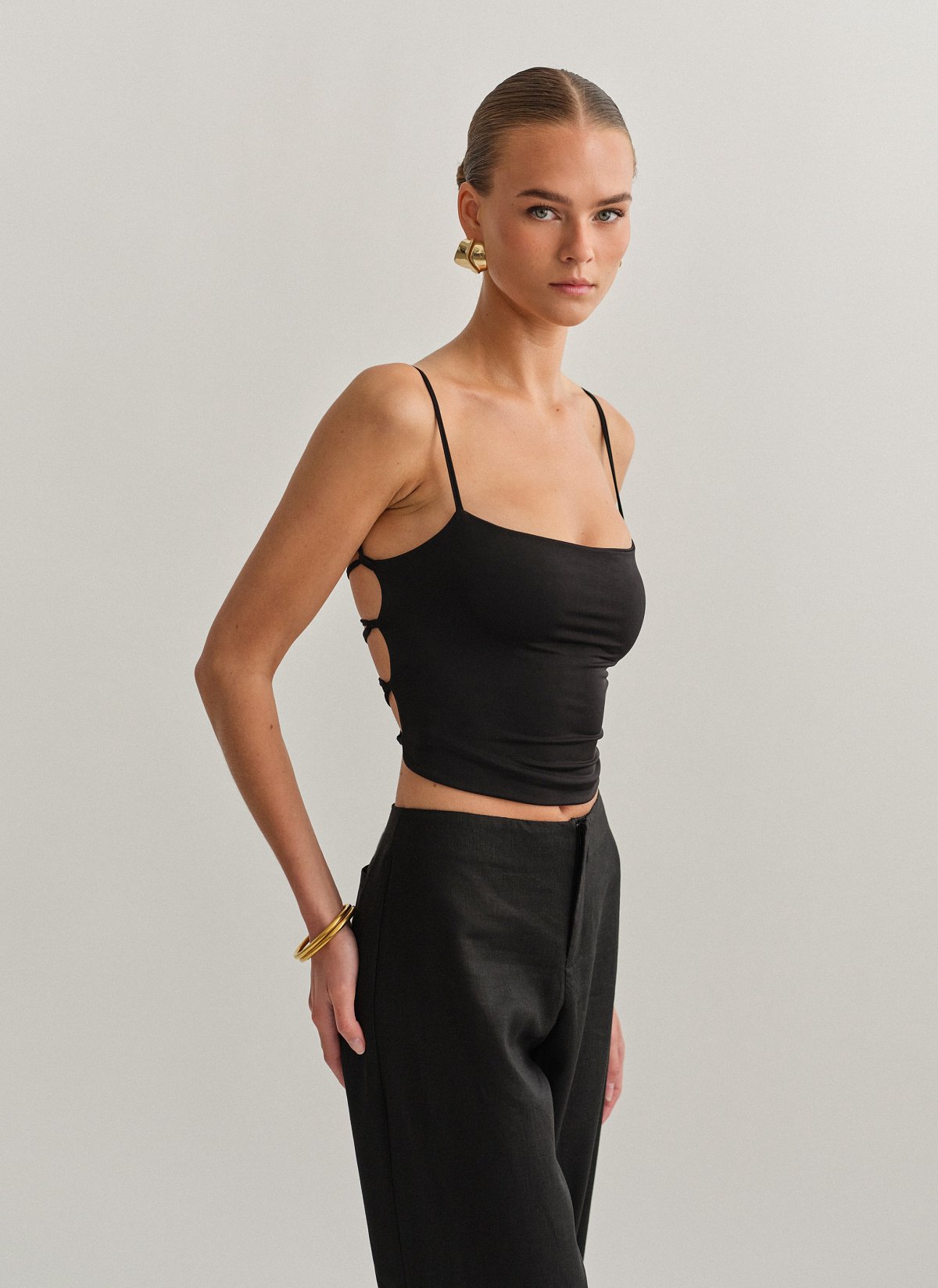 Γυναικείο τοπ με ανοιχτή χιαστί πλάτη με κορδόνι