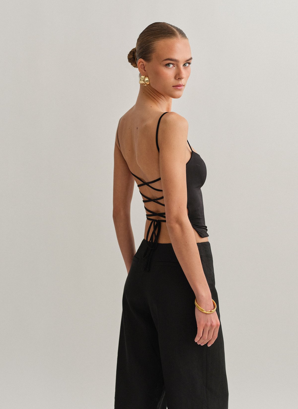 Γυναικείο τοπ με ανοιχτή χιαστί πλάτη με κορδόνι