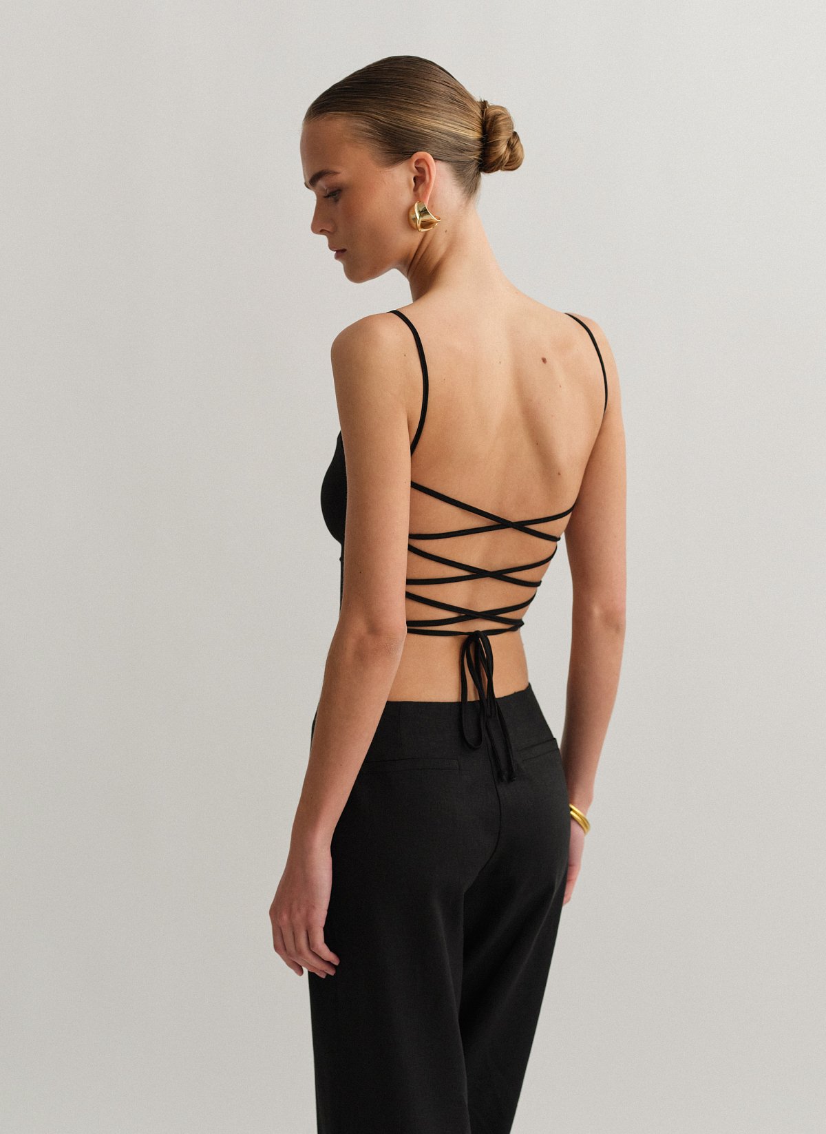 Γυναικείο τοπ με ανοιχτή χιαστί πλάτη με κορδόνι
