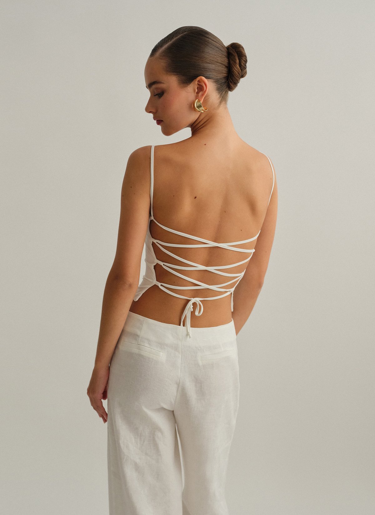 Γυναικείο τοπ με ανοιχτή χιαστί πλάτη με κορδόνι