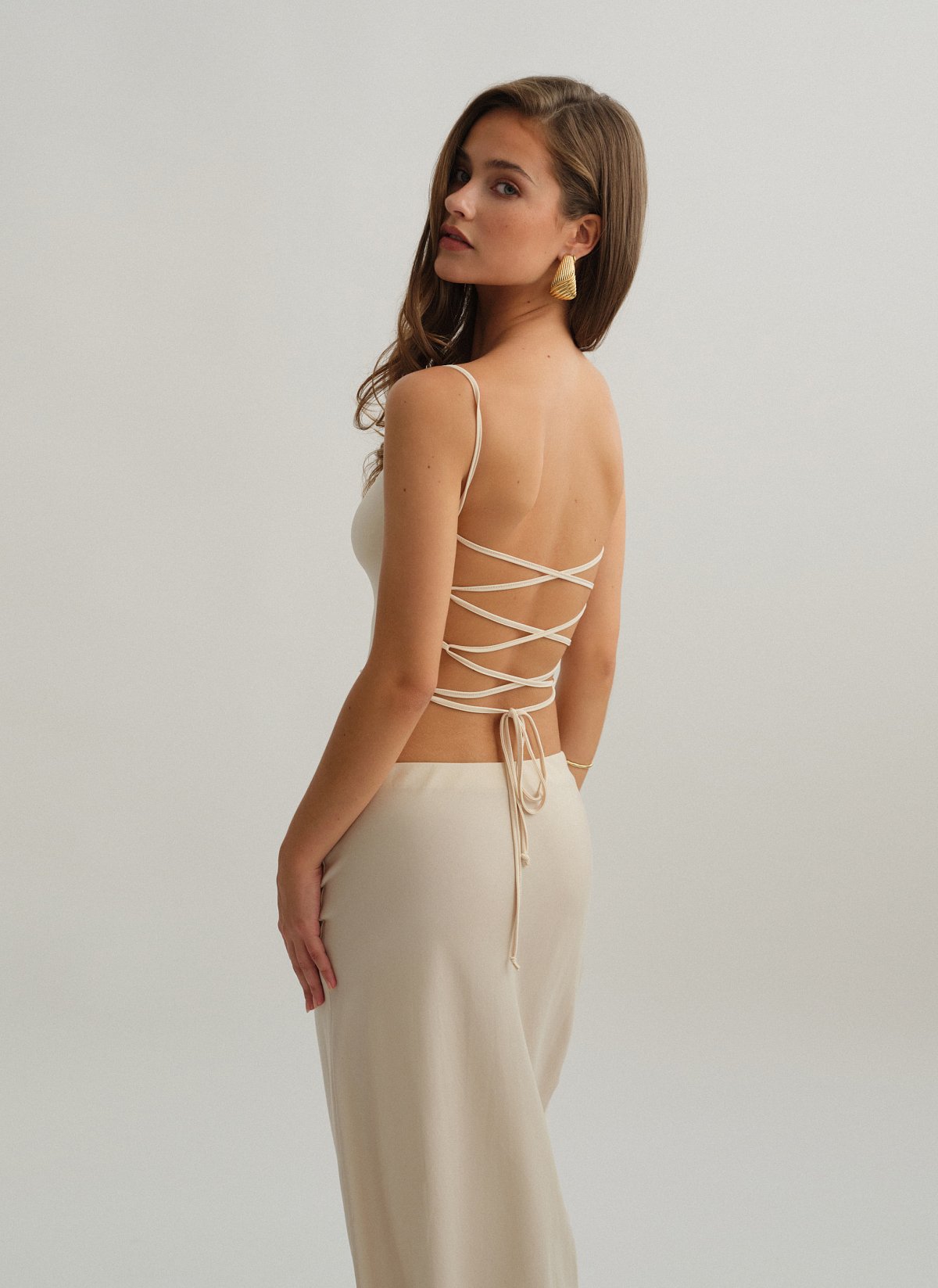 Γυναικείο τοπ με ανοιχτή χιαστί πλάτη με κορδόνι