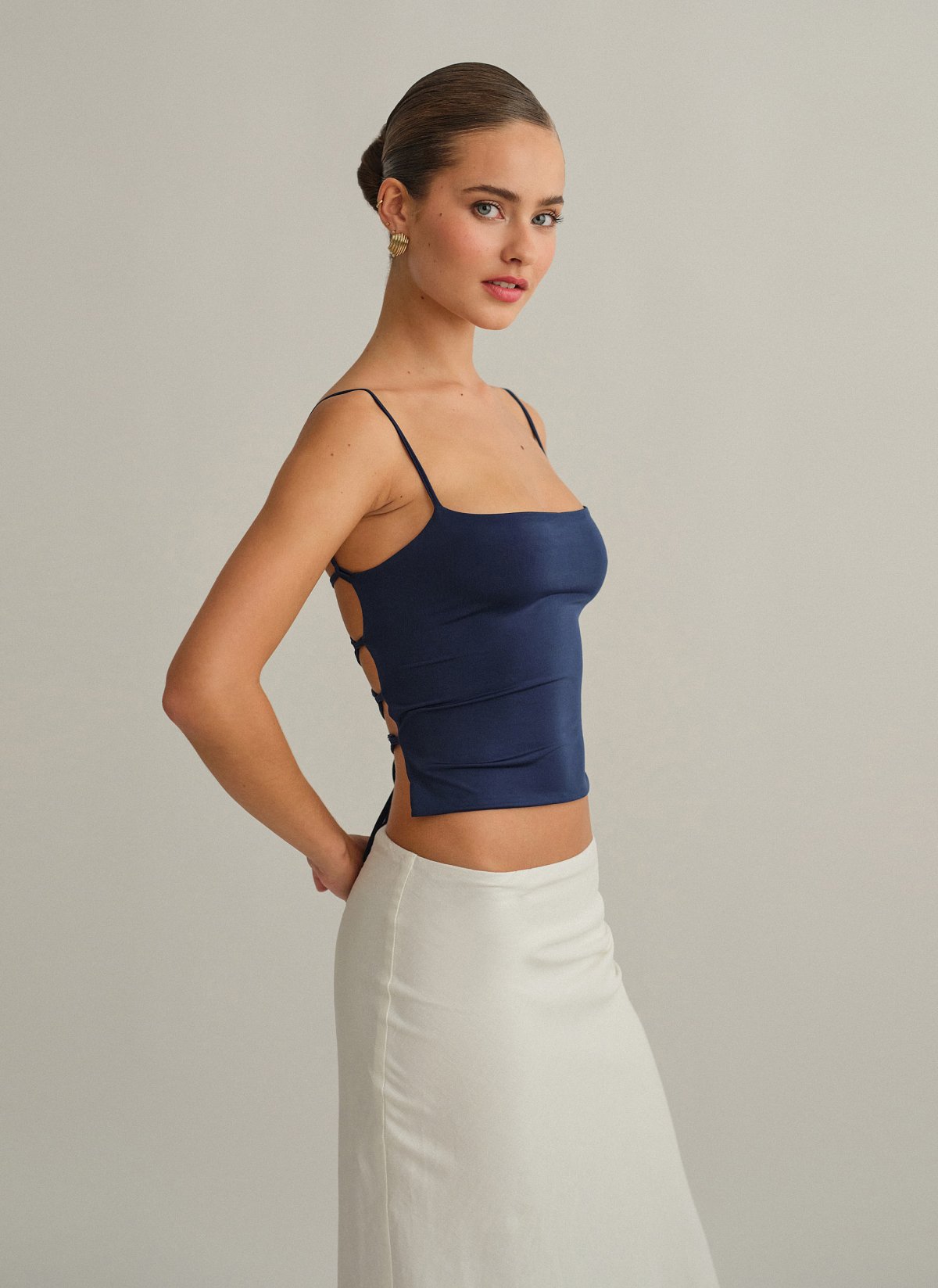 Γυναικείο τοπ με ανοιχτή χιαστί πλάτη με κορδόνι