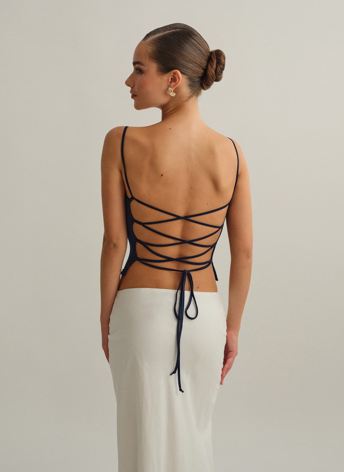 Γυναικείο τοπ με ανοιχτή χιαστί πλάτη με κορδόνι