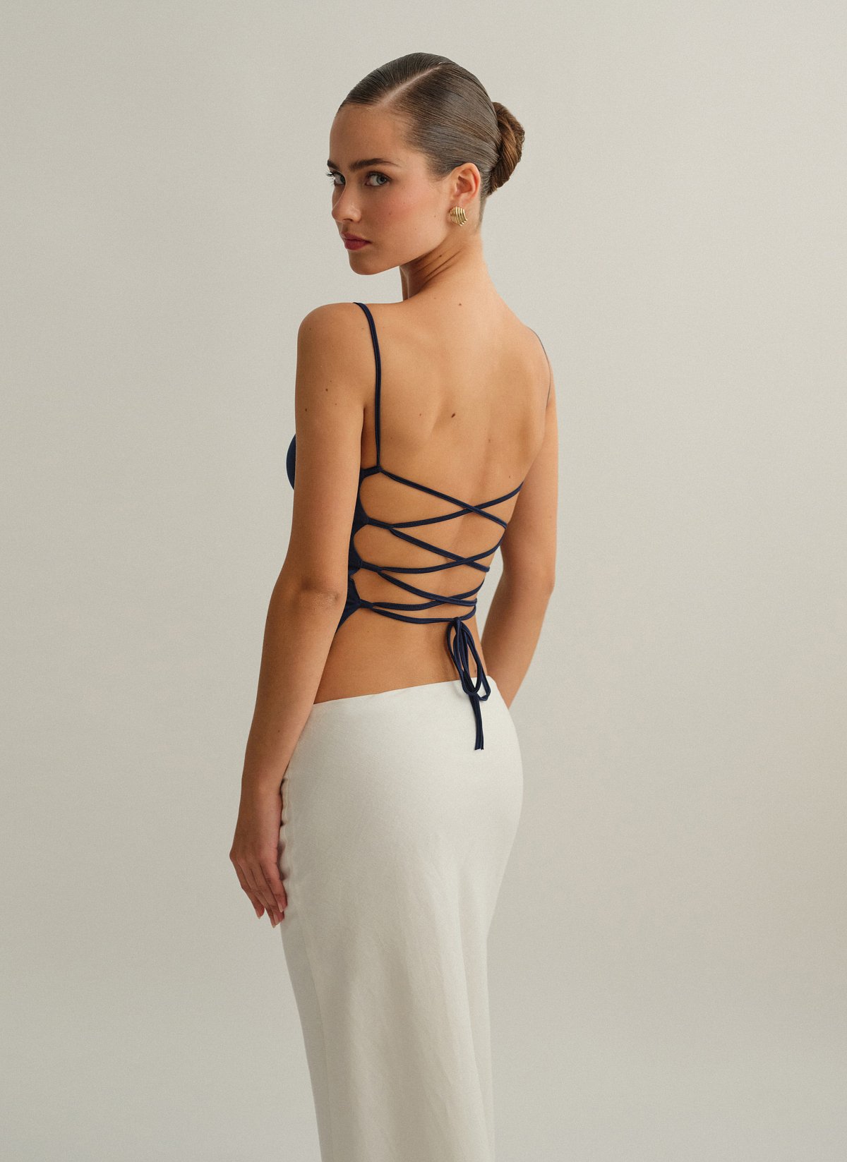 Γυναικείο τοπ με ανοιχτή χιαστί πλάτη με κορδόνι