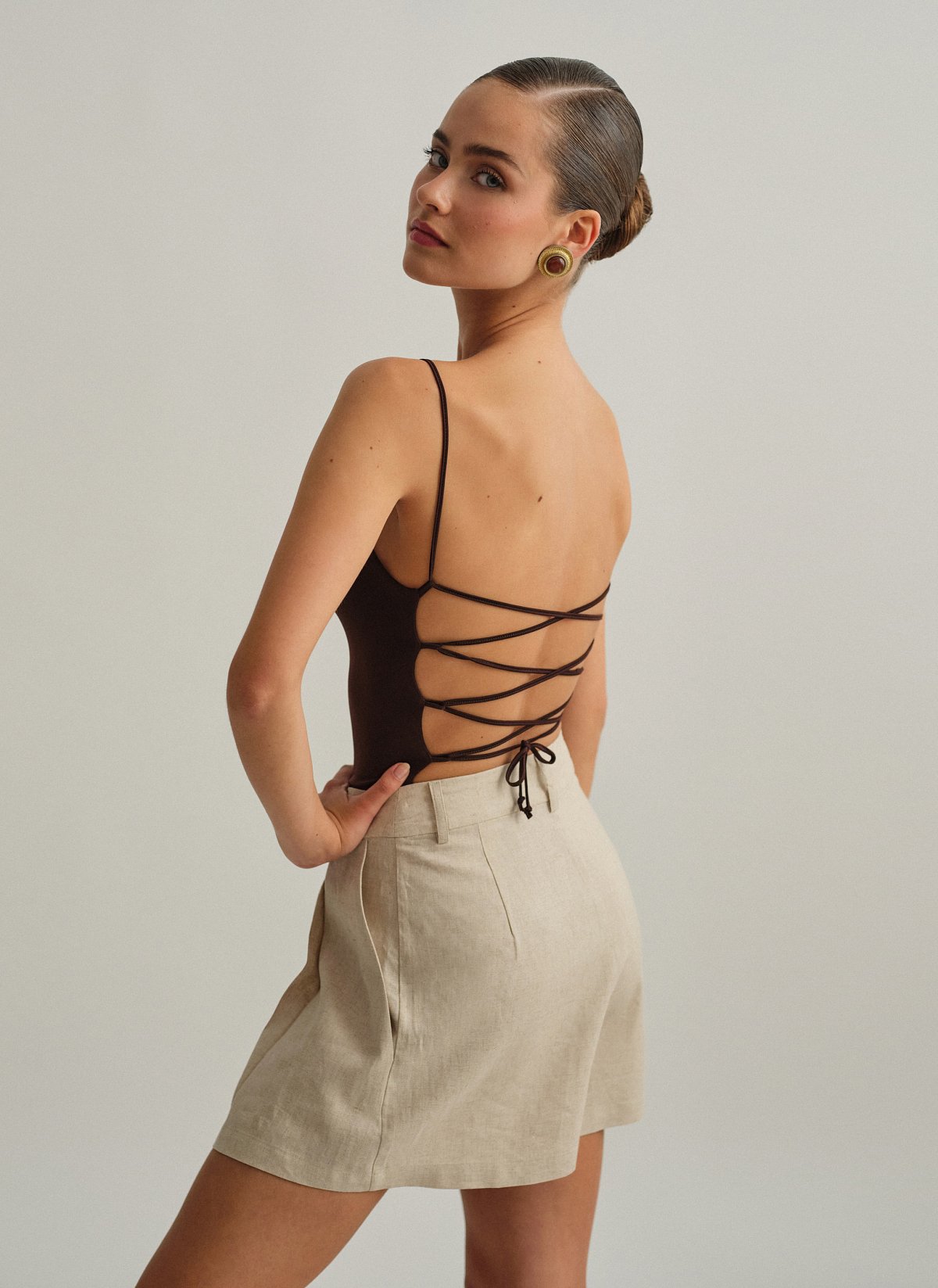 Γυναικείο τοπ με ανοιχτή χιαστί πλάτη με κορδόνι