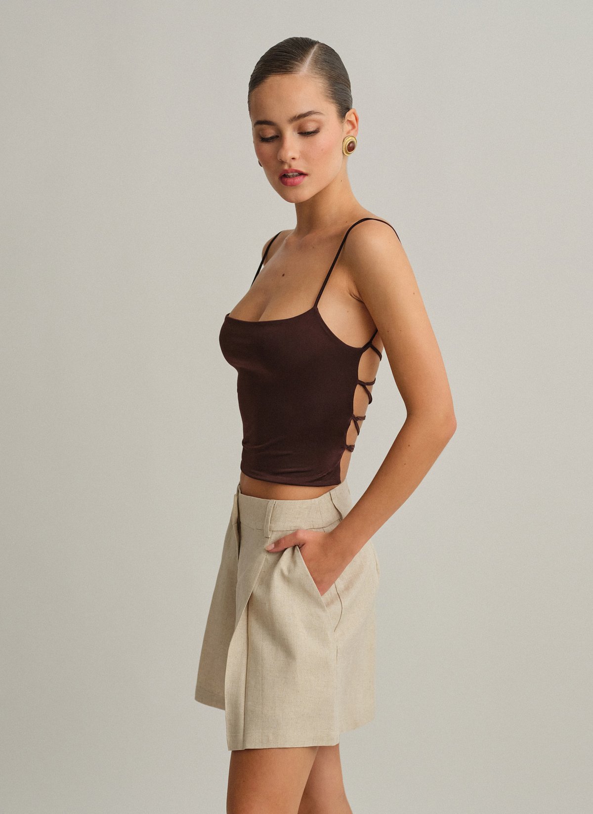 Γυναικείο τοπ με ανοιχτή χιαστί πλάτη με κορδόνι