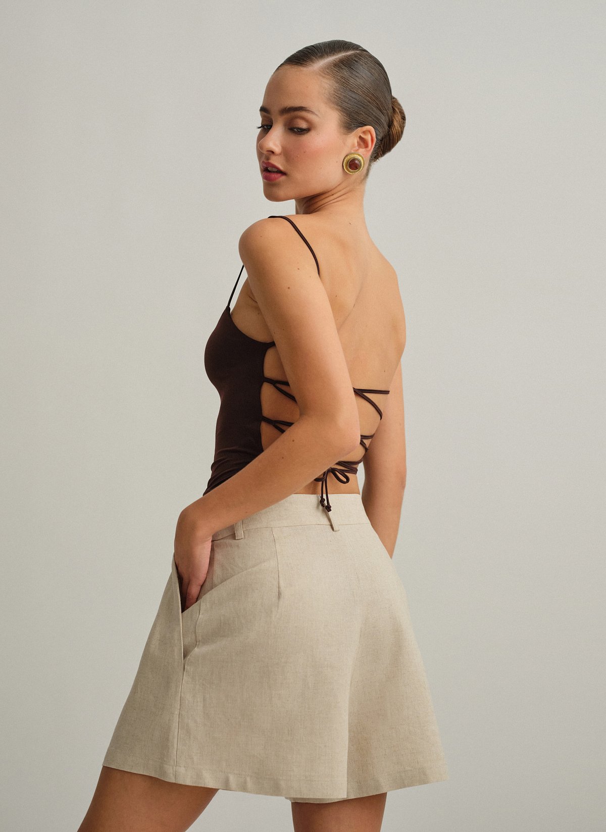 Γυναικείο τοπ με ανοιχτή χιαστί πλάτη με κορδόνι