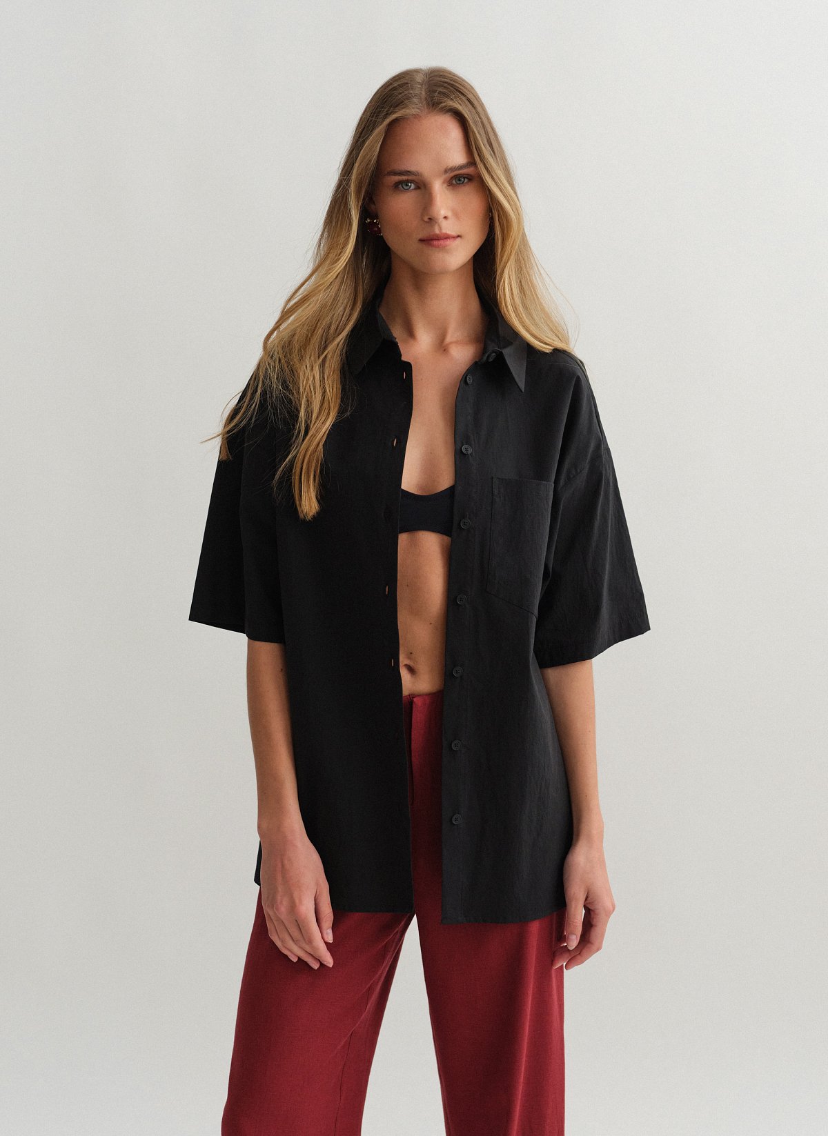 Γυναικείο oversized κοντομάνικο πουκάμισο σε όψη τσαλακωμένου