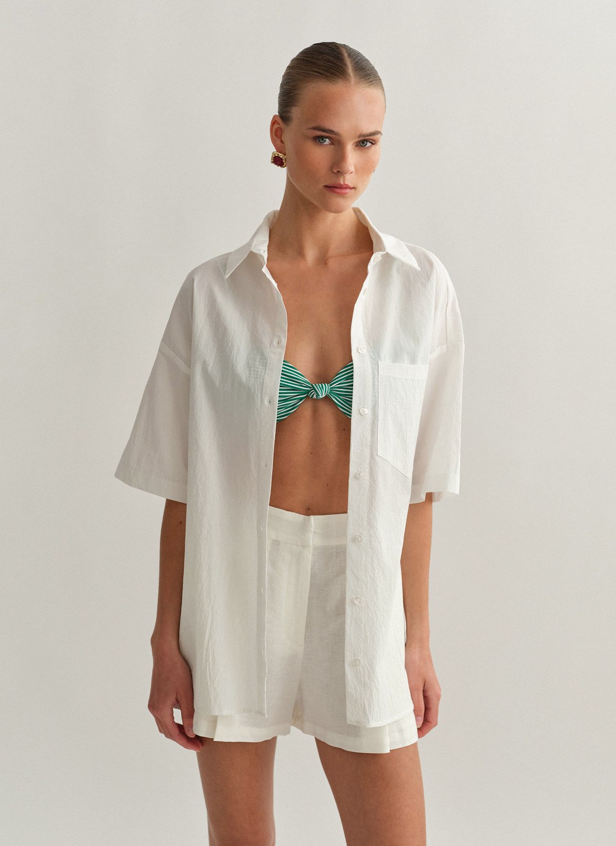 Γυναικείο oversized κοντομάνικο πουκάμισο σε όψη τσαλακωμένου
