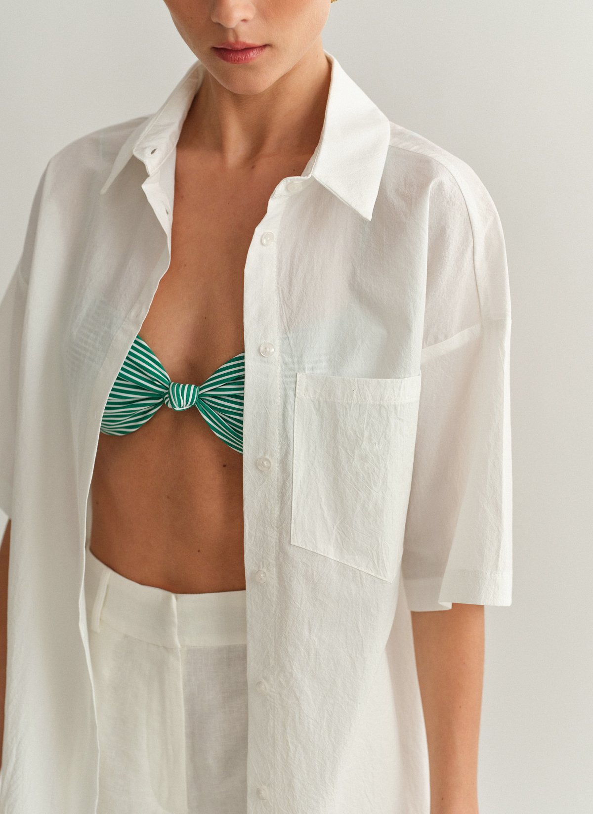 Γυναικείο oversized κοντομάνικο πουκάμισο σε όψη τσαλακωμένου