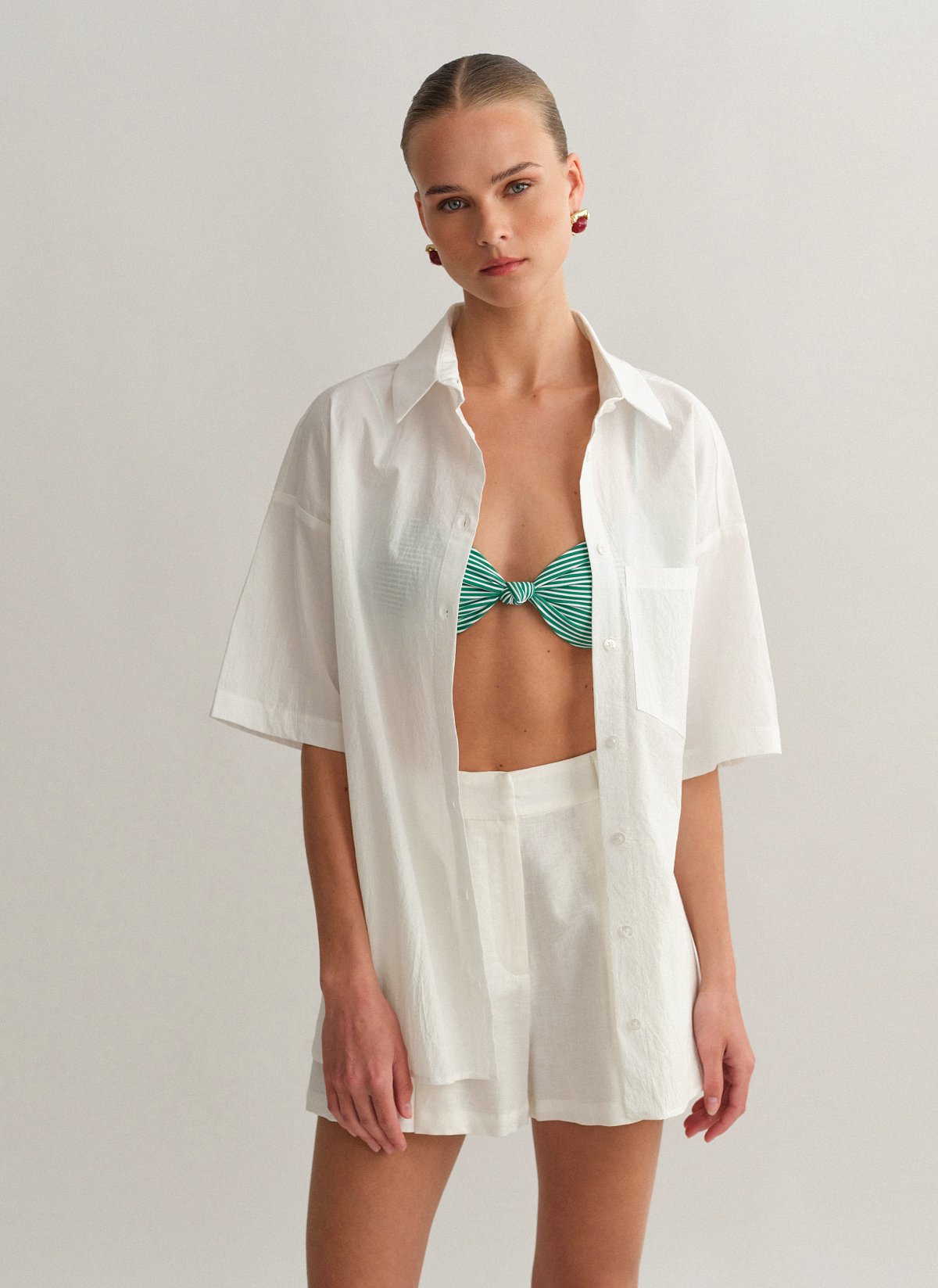 Γυναικείο oversized κοντομάνικο πουκάμισο σε όψη τσαλακωμένου