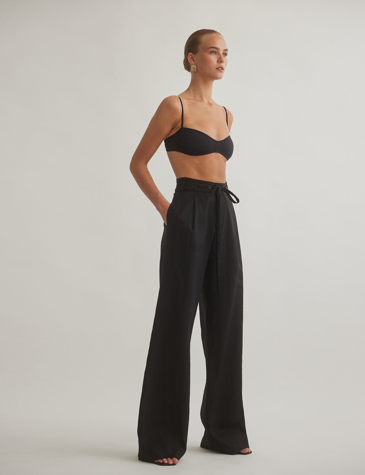 Γυναικείο λινό παντελόνι με αποσπώμενη ζώνη