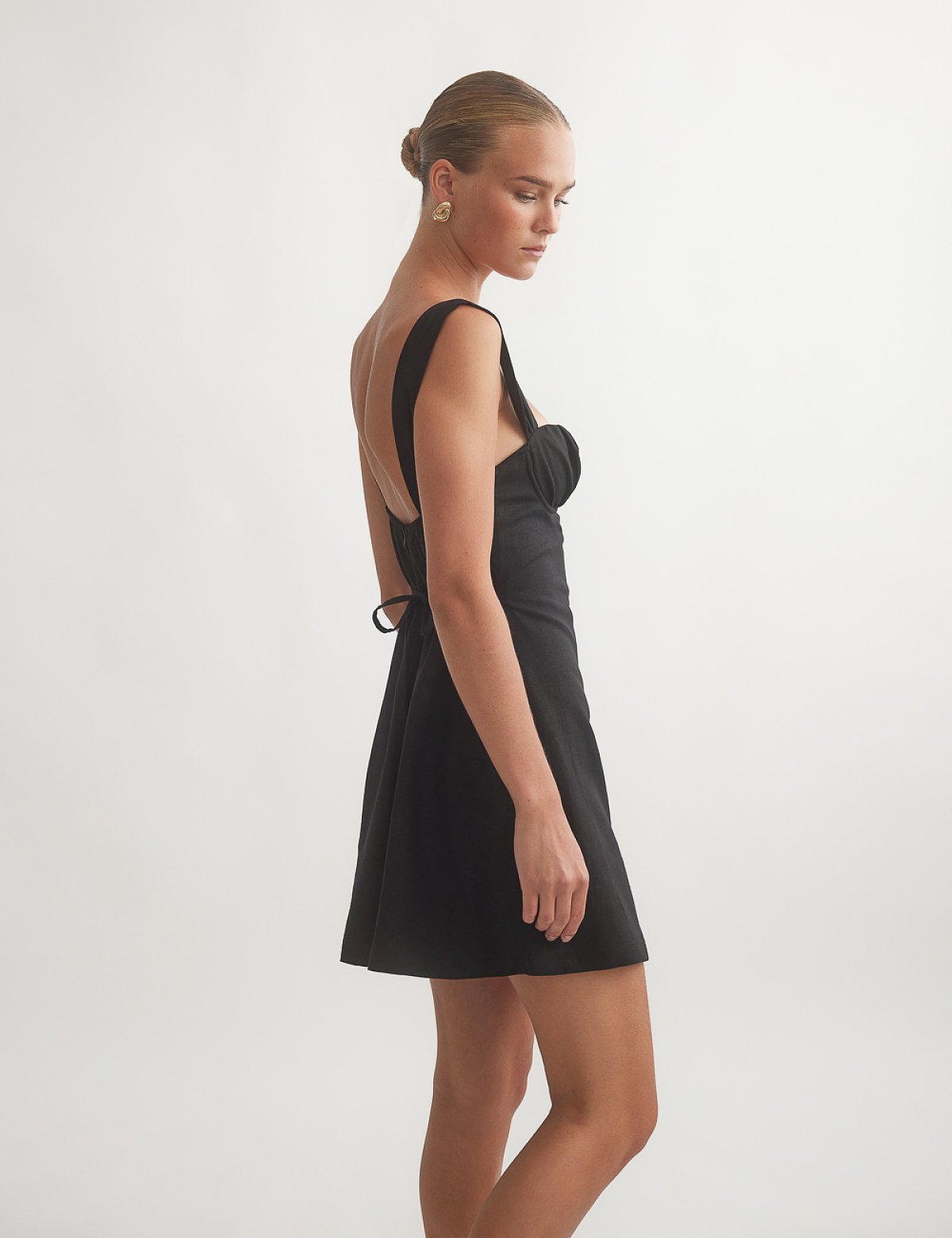 Γυναικείο λινό μίνι φόρεμα με λεπτομέρεια σούρες