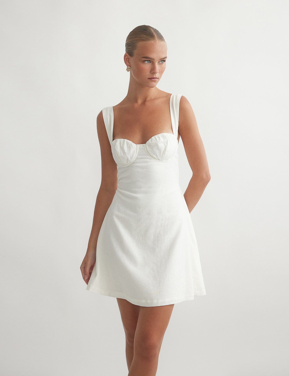 Γυναικείο λινό μίνι φόρεμα με λεπτομέρεια σούρες