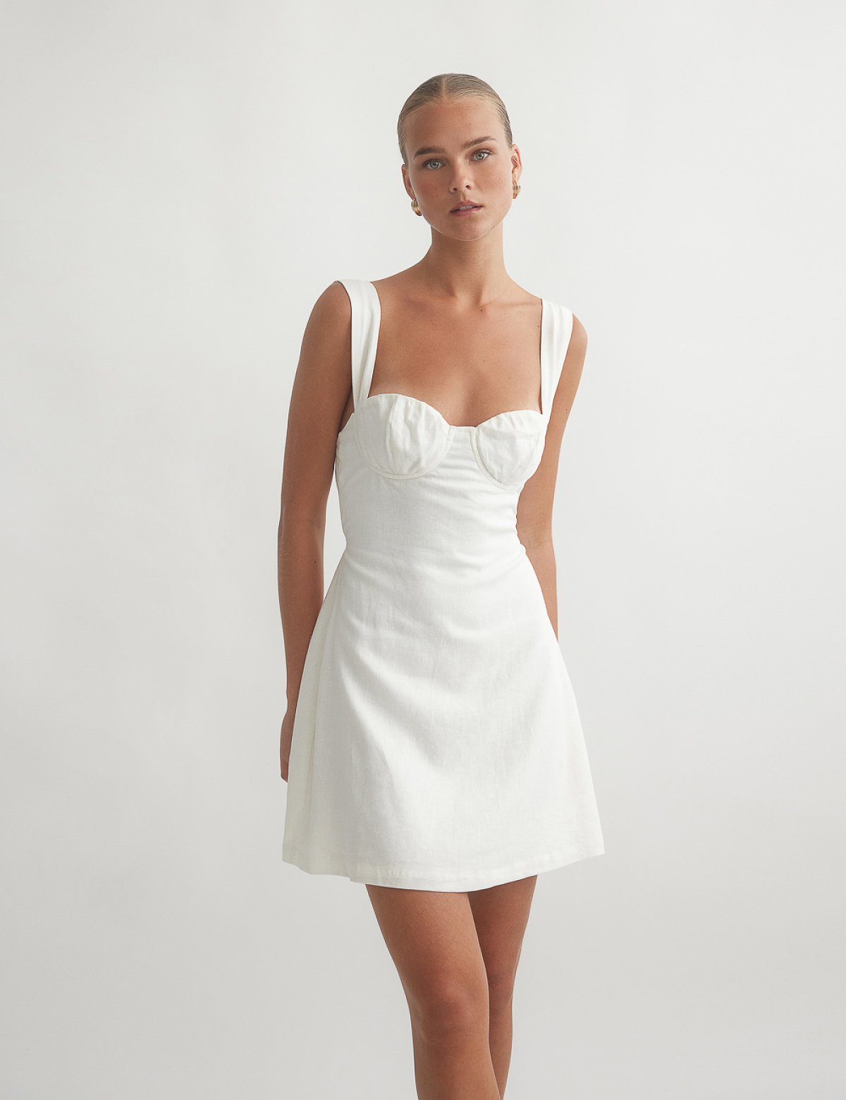 Γυναικείο λινό μίνι φόρεμα με λεπτομέρεια σούρες