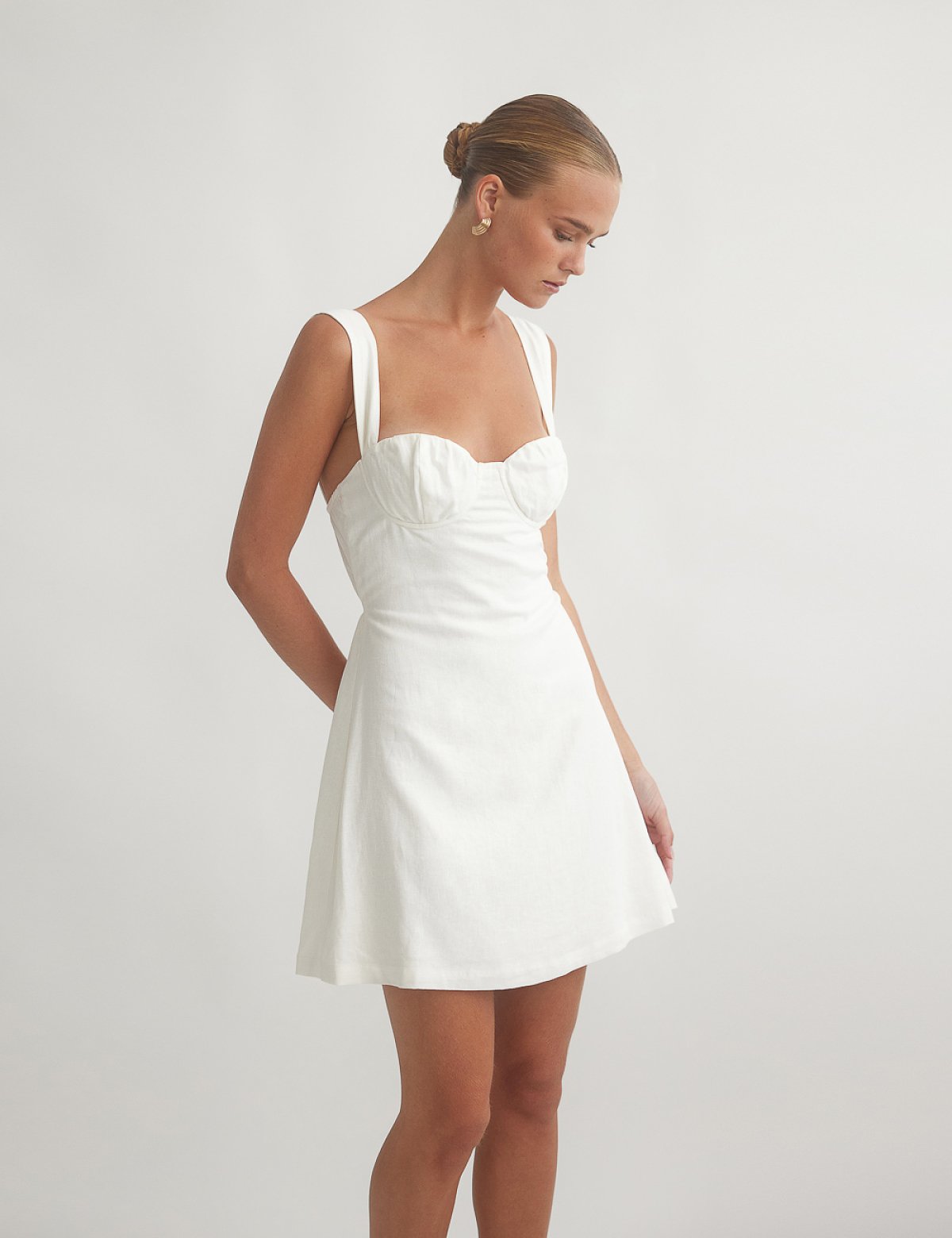 Γυναικείο λινό μίνι φόρεμα με λεπτομέρεια σούρες