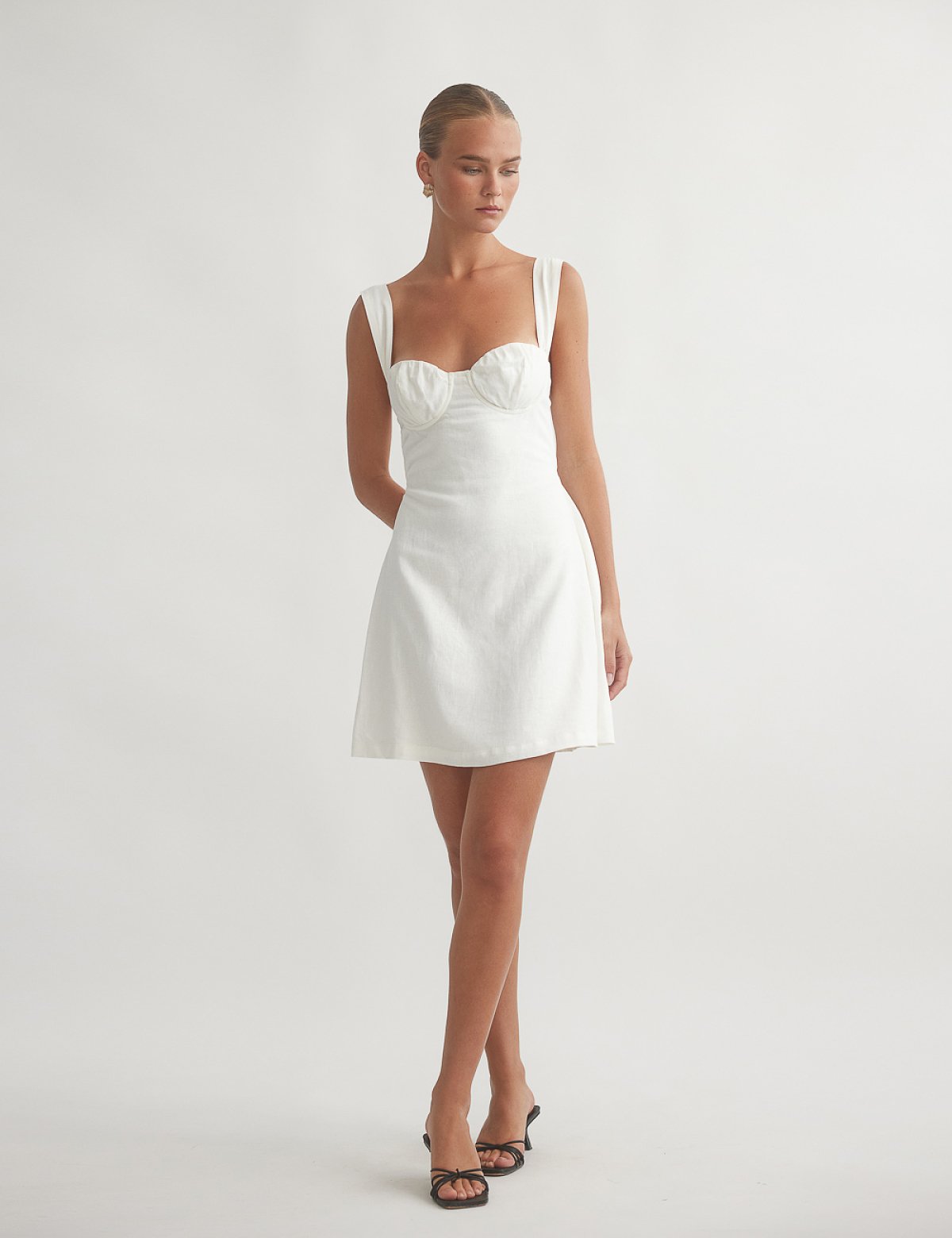 Γυναικείο λινό μίνι φόρεμα με λεπτομέρεια σούρες