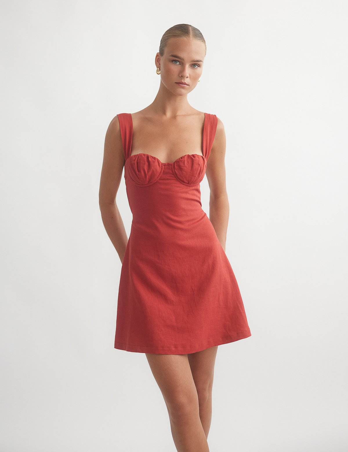 Γυναικείο λινό μίνι φόρεμα με λεπτομέρεια σούρες