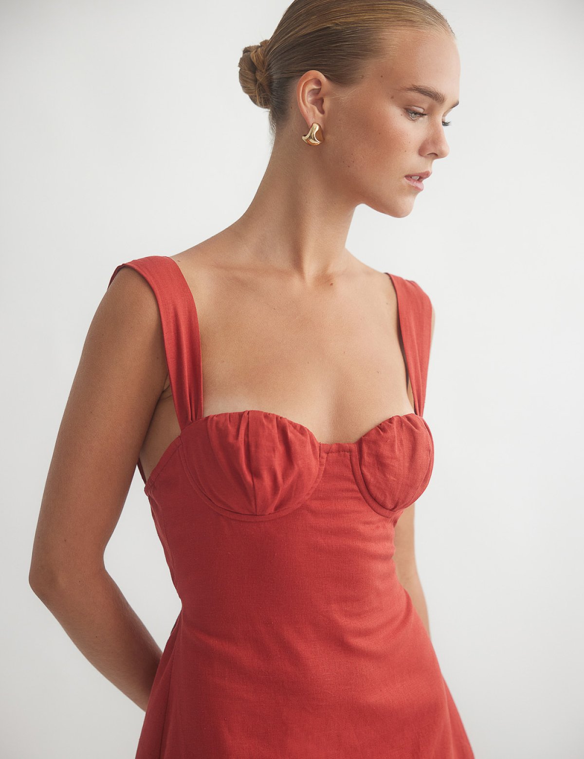 Γυναικείο λινό μίνι φόρεμα με λεπτομέρεια σούρες