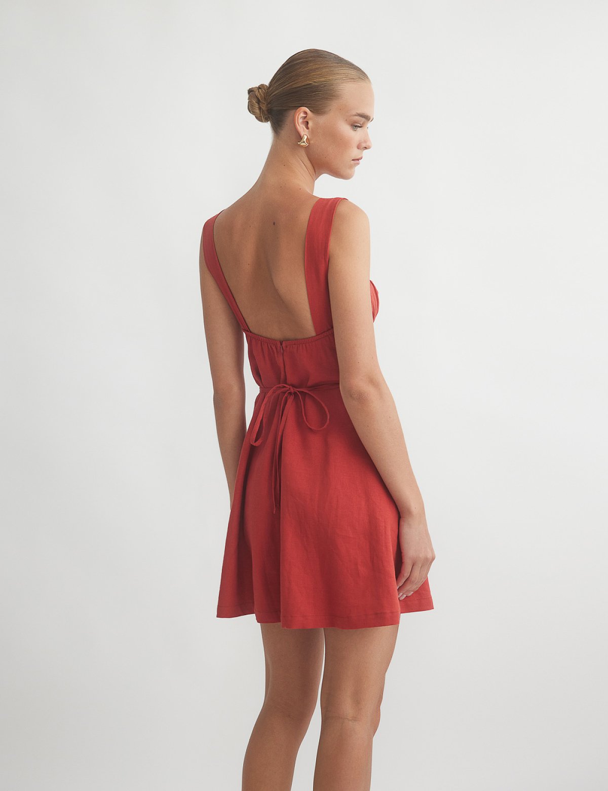 Γυναικείο λινό μίνι φόρεμα με λεπτομέρεια σούρες