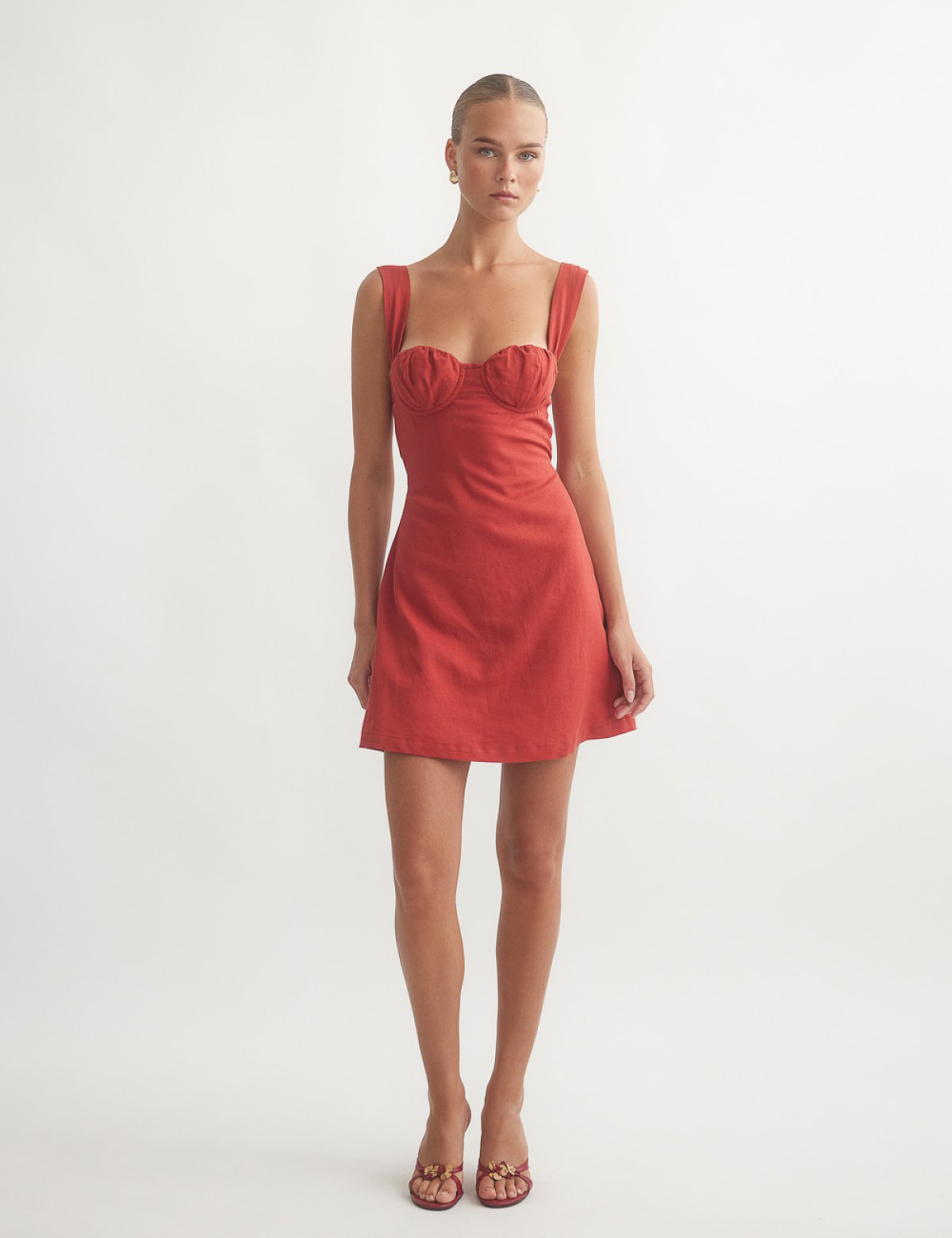 Γυναικείο λινό μίνι φόρεμα με λεπτομέρεια σούρες