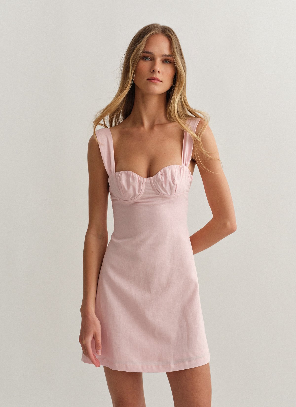 Γυναικείο λινό μίνι φόρεμα με λεπτομέρεια σούρες