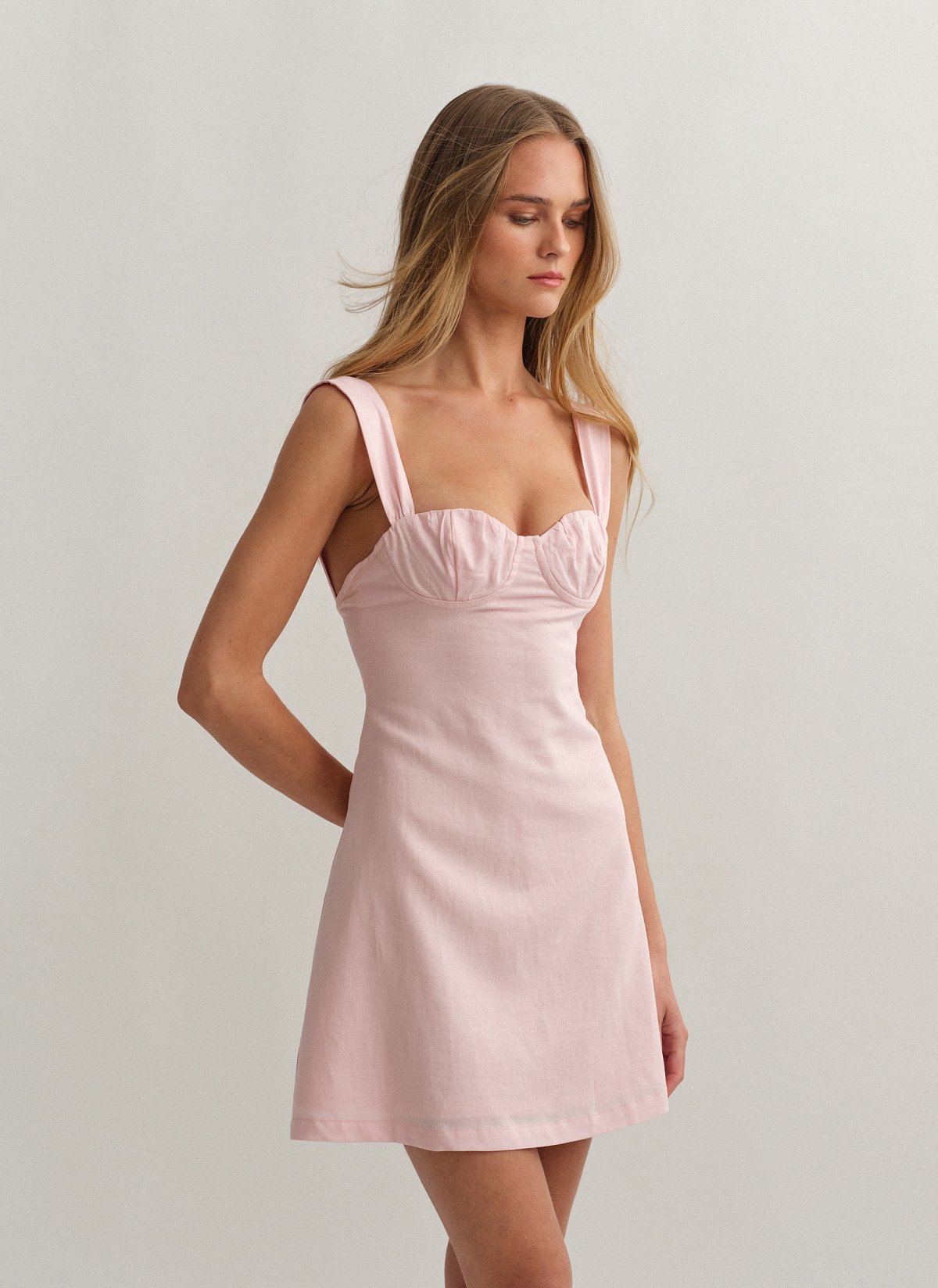 Γυναικείο λινό μίνι φόρεμα με λεπτομέρεια σούρες