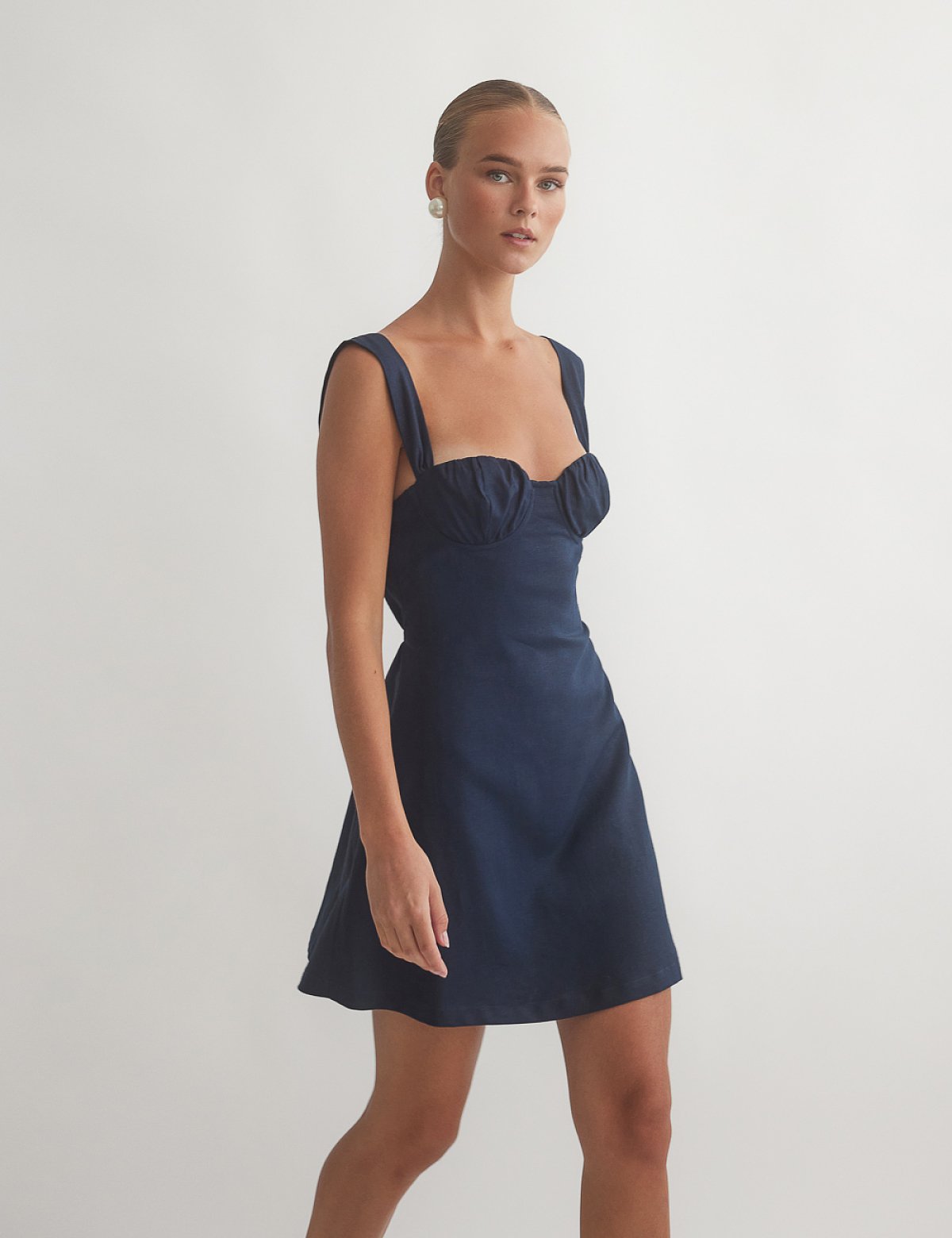 Γυναικείο λινό μίνι φόρεμα με λεπτομέρεια σούρες