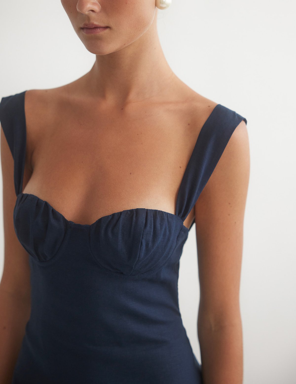 Γυναικείο λινό μίνι φόρεμα με λεπτομέρεια σούρες