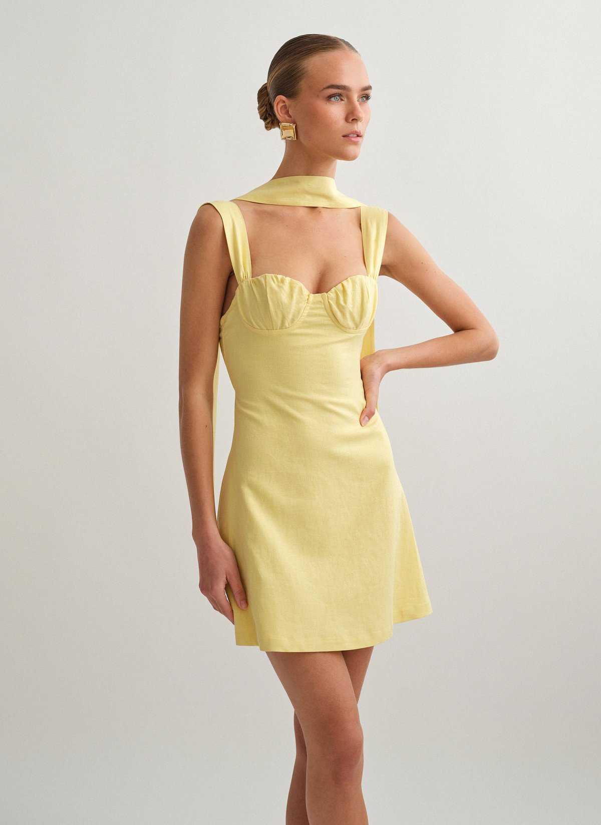 Γυναικείο λινό μίνι φόρεμα με λεπτομέρεια σούρες