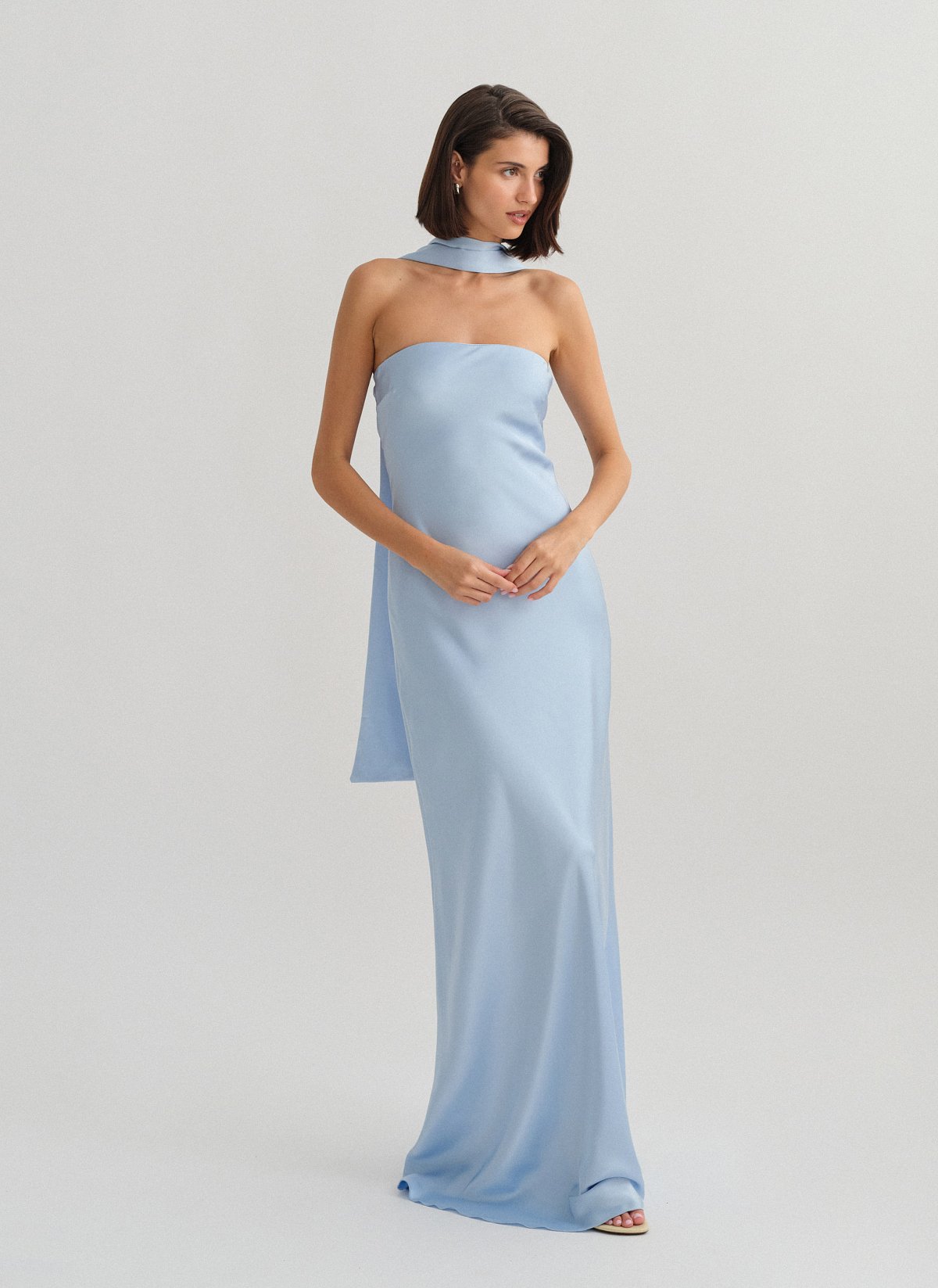 Γυναικείο σατέν maxi στράπλες φόρεμα με cut-out ντραπέ πλάτη